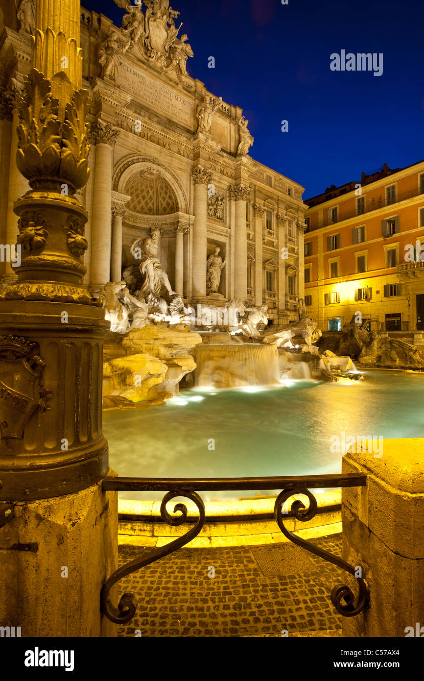 La fontaine de Trevi, au crépuscule, Rome Lazio Italie Banque D'Images