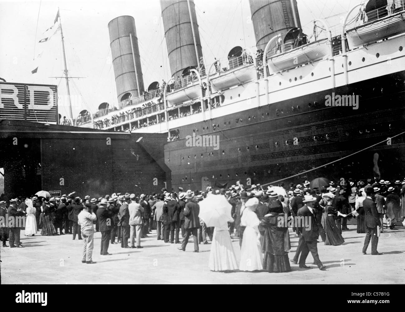 RMS Lusitania arrivant à New York City dock Banque D'Images