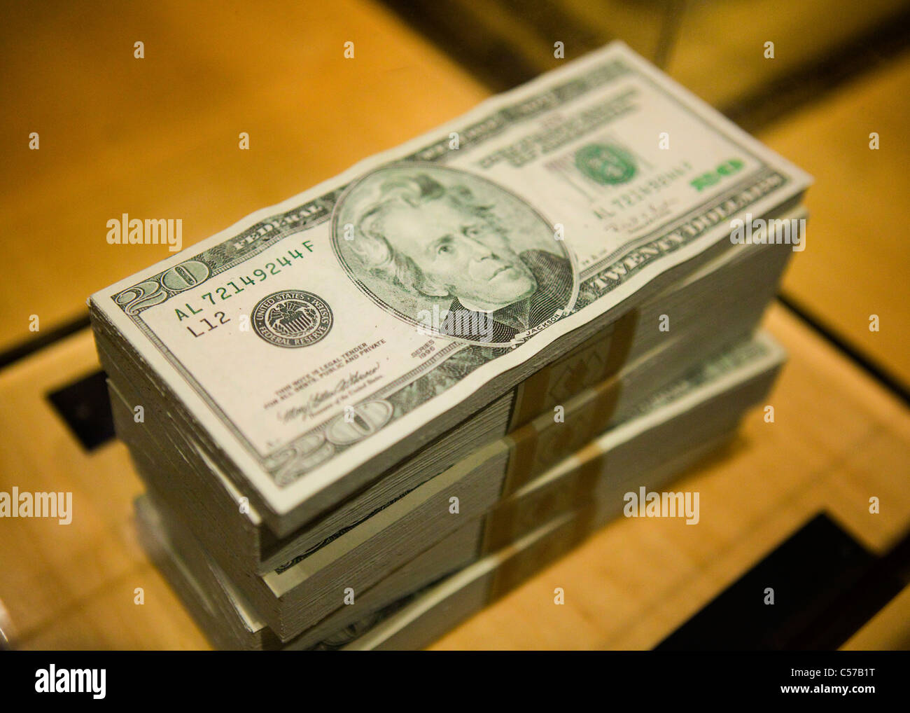 Une grande cheminée de faux billets de 20 $ Banque D'Images