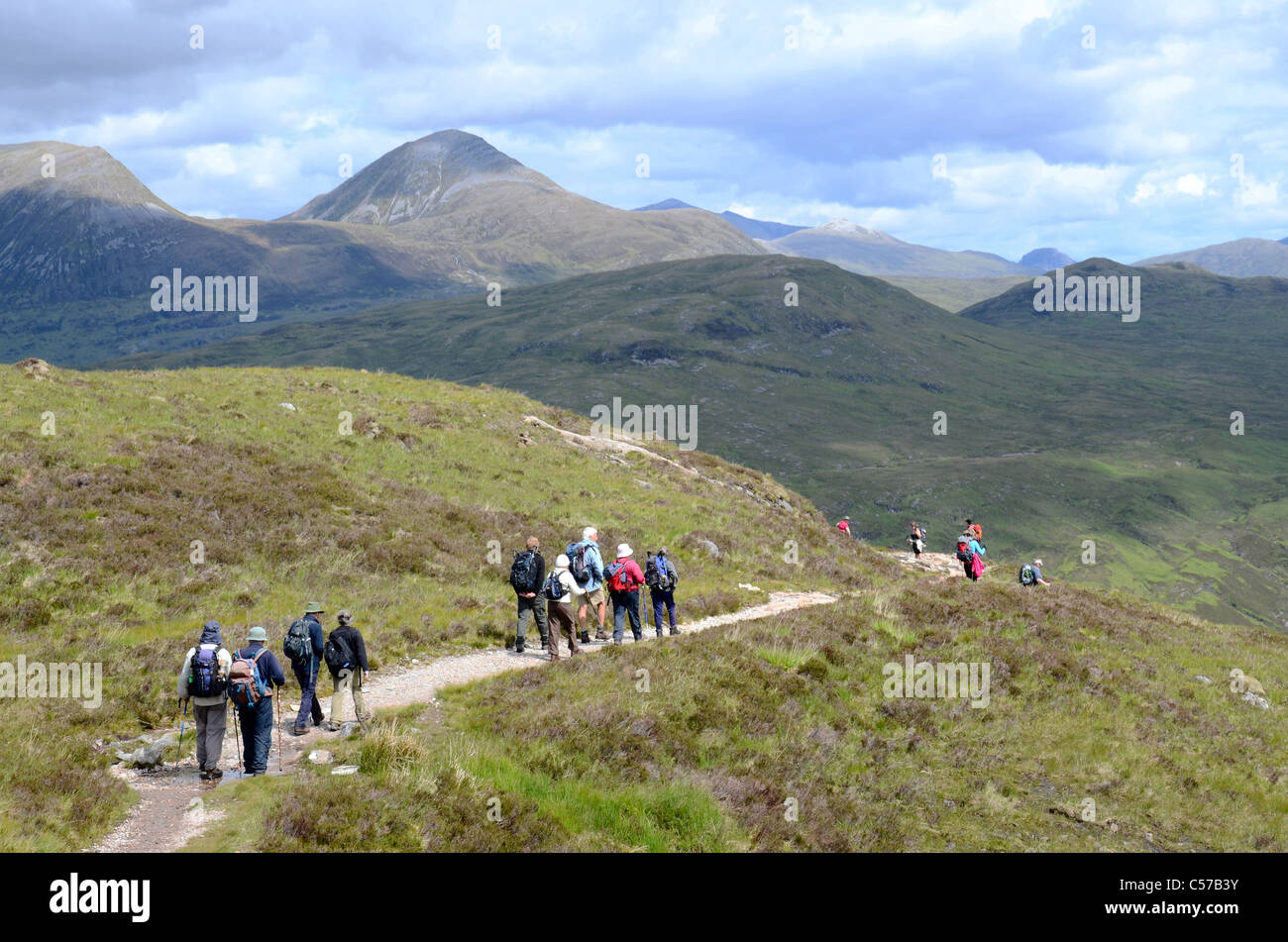 Les marcheurs en ordre décroissant à partir du haut de l'Escalier du diable sur le West Highland Way vers Kinlochleven, en Écosse. Banque D'Images