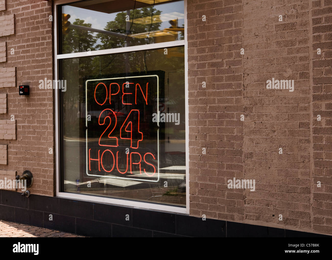 Ouvert 24 heures rouge neon sign in window Banque D'Images