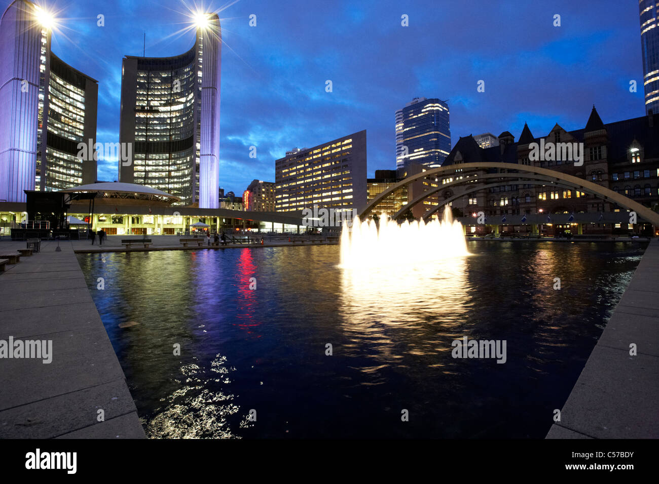 La construction de l'Hôtel de Ville de Toronto et d'un miroir d'eau au Nathan Phillips Square de nuit Banque D'Images
