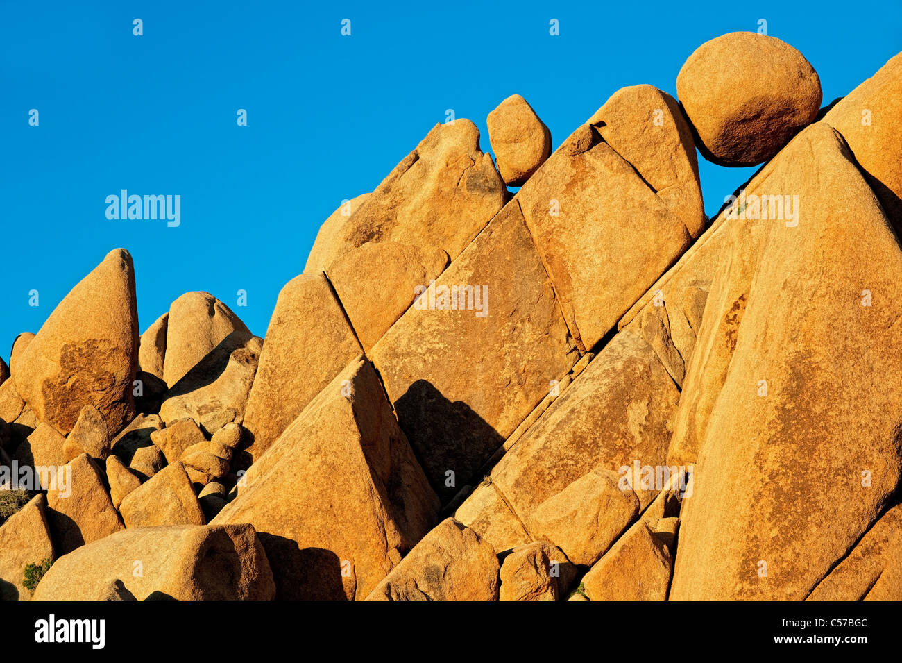 Soir lumière baigne les rochers de granit de forme géométrique de Jumbo Rocks in California's Joshua Tree National Park. Banque D'Images