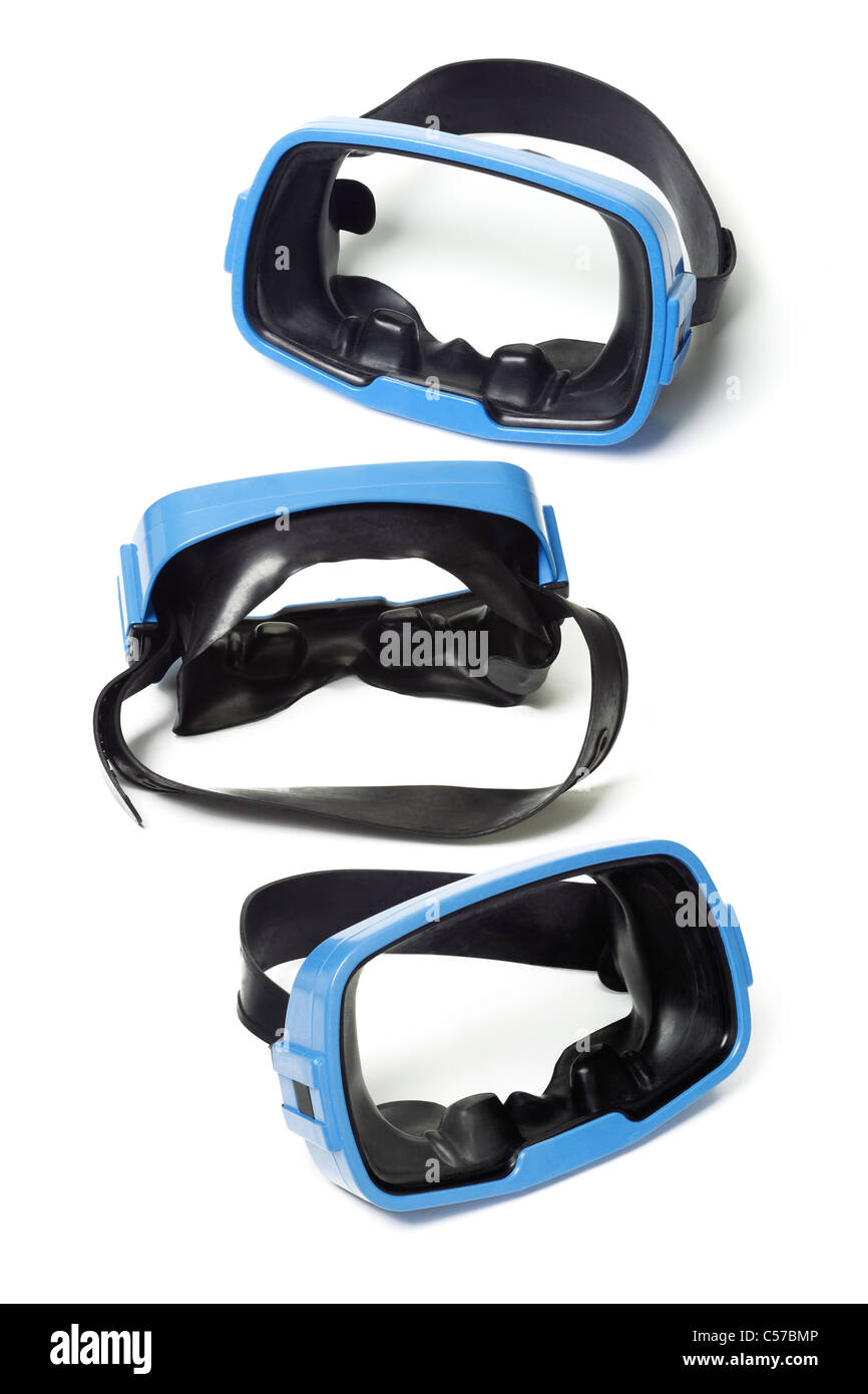 Trois lunettes de natation bleu sur fond blanc Banque D'Images