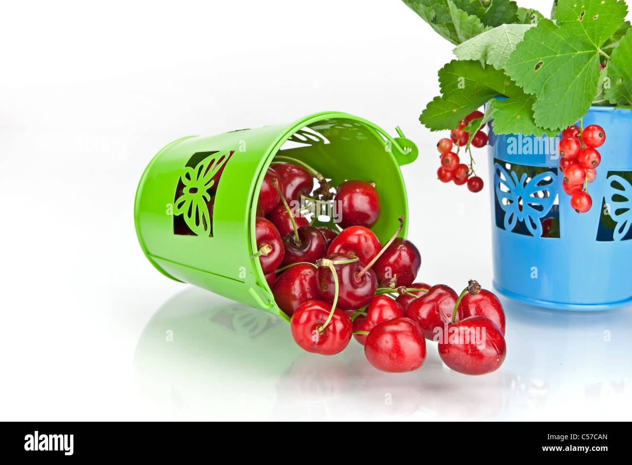 Les cerises et les raisins de Corinthe dans de petits seaux directement après la récolte Banque D'Images