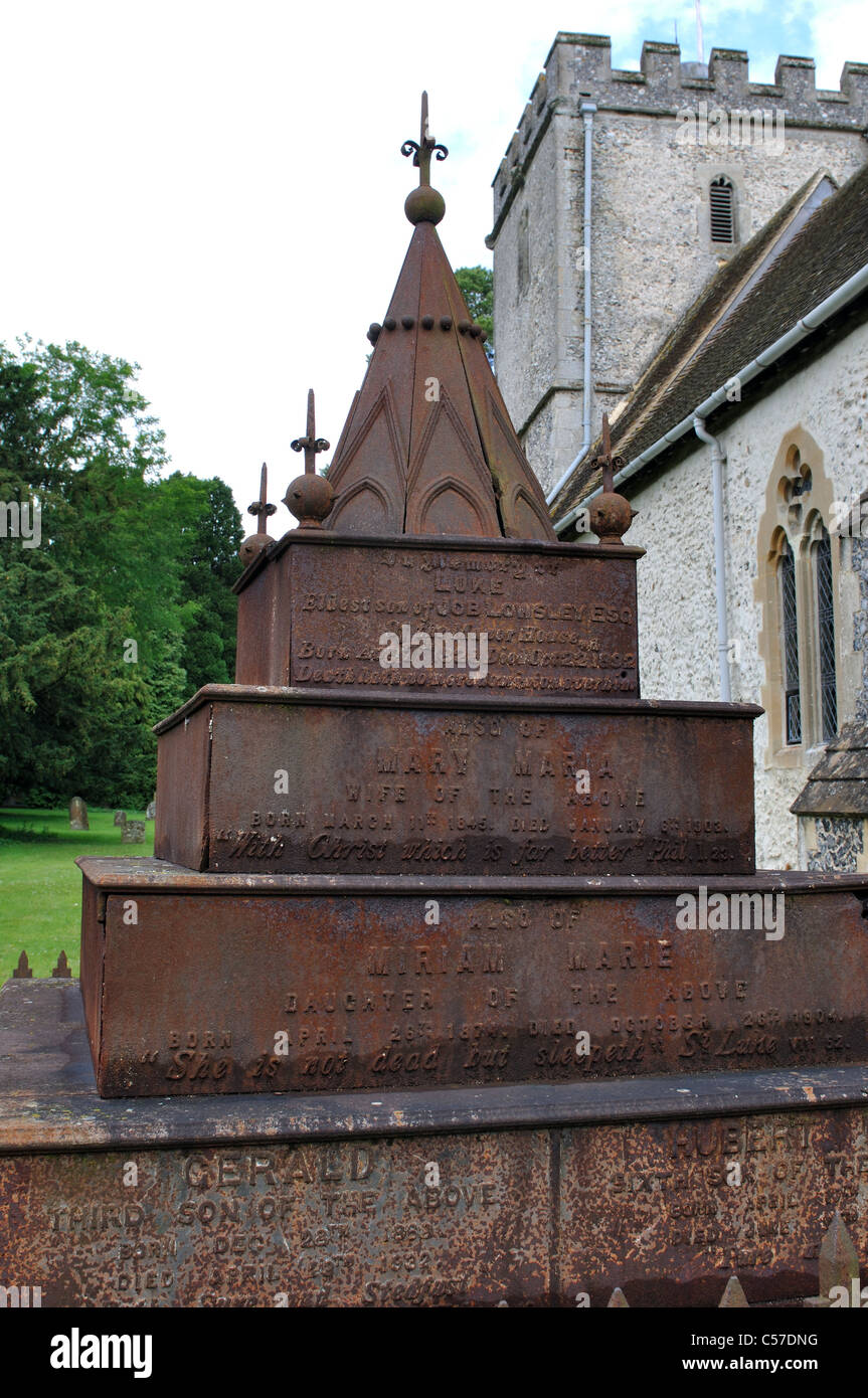 Lowsley tombe familiale, Sainte Marie et saint Nicholas churchyard, Compton, Berkshire, England, UK Banque D'Images