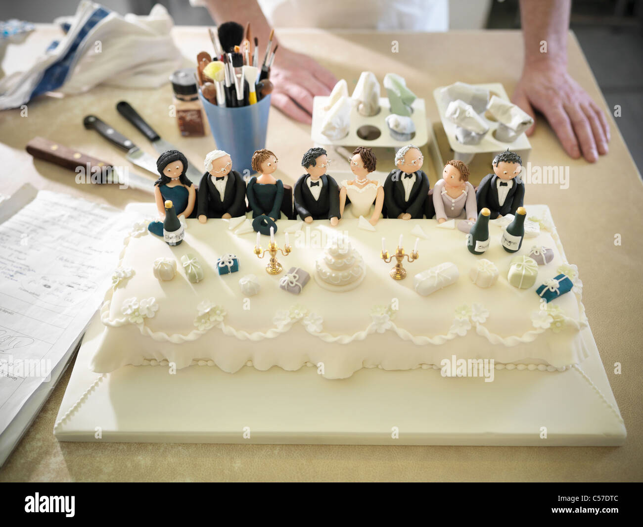 Gâteau de mariage avec des décorations de table top Banque D'Images
