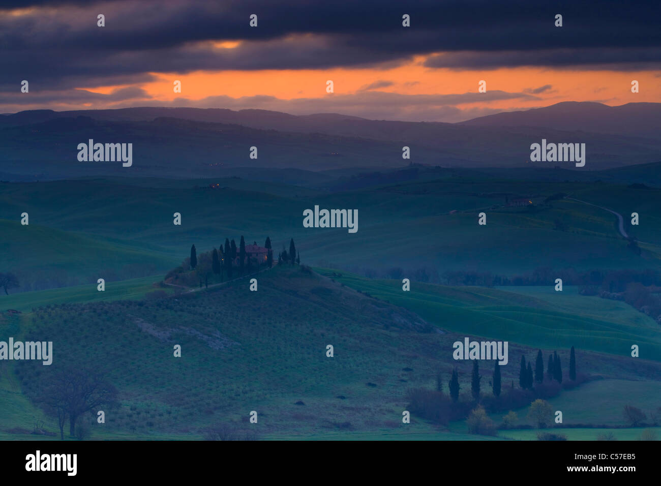 San Quirico d'Orcia, Italie, Europe, Toscane, Crète, hill, champs, ferme, nuages, matin, humeur, cyprès Banque D'Images