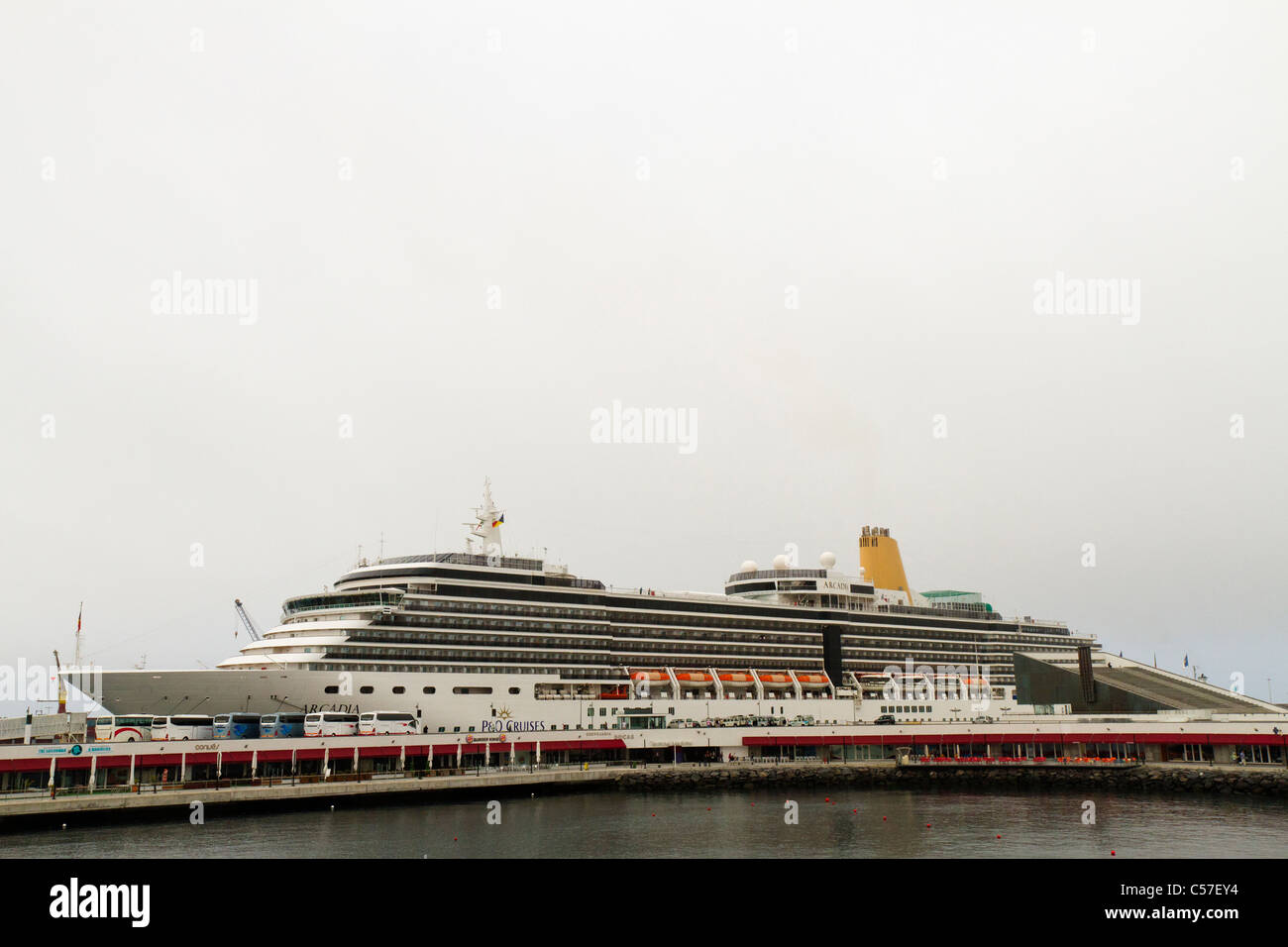 Bateau de croisière géant dans le port de Ponta Delgada, l'île de São Miguel, aux Açores. Banque D'Images