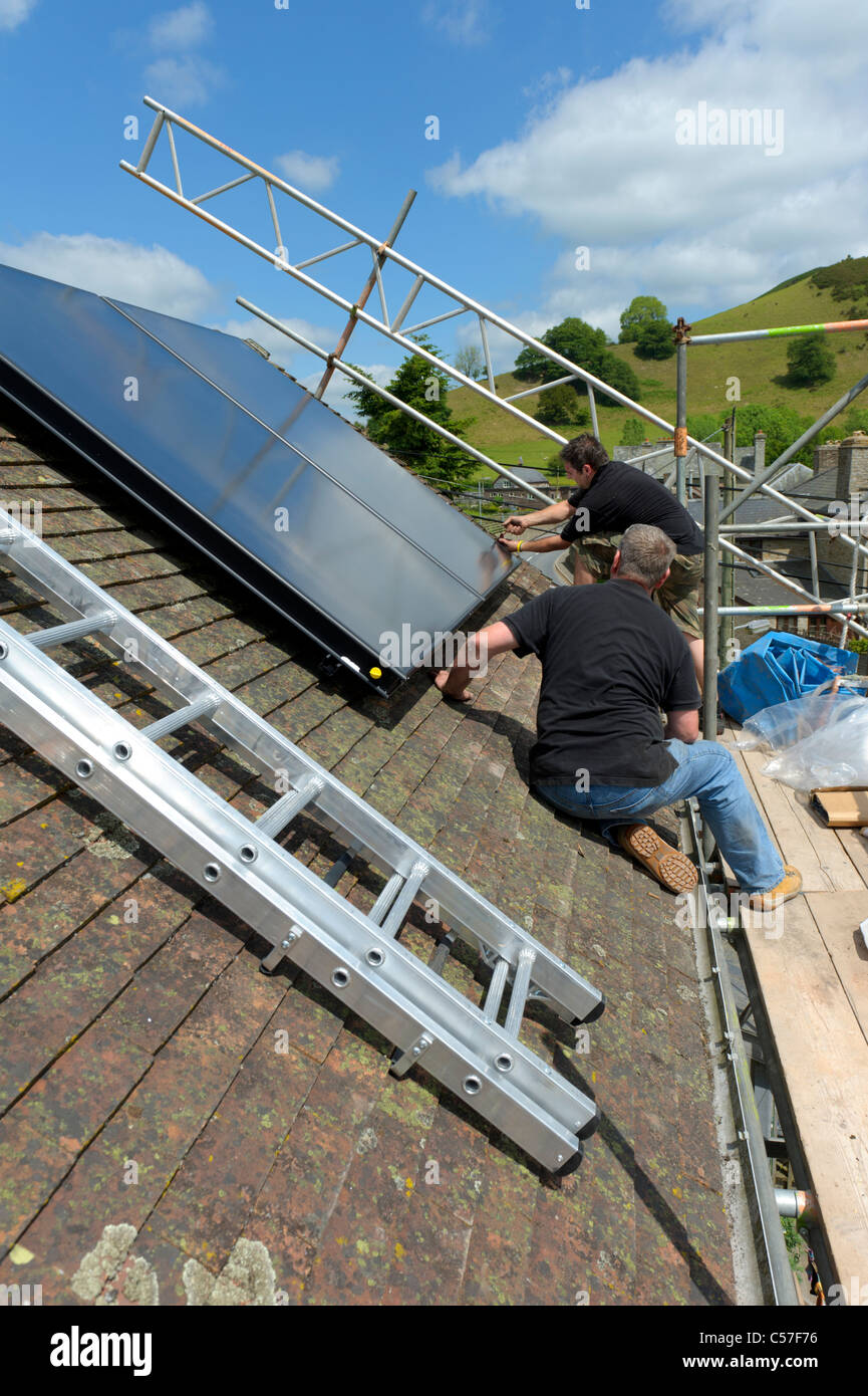 L'installation du panneau de capteurs thermiques solaires sur la chambre Banque D'Images
