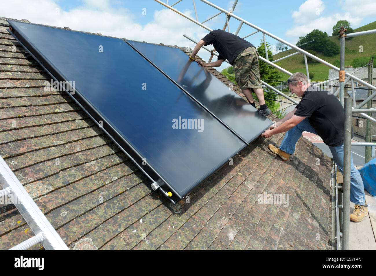 L'installation du panneau de capteurs thermiques solaires sur la chambre Banque D'Images