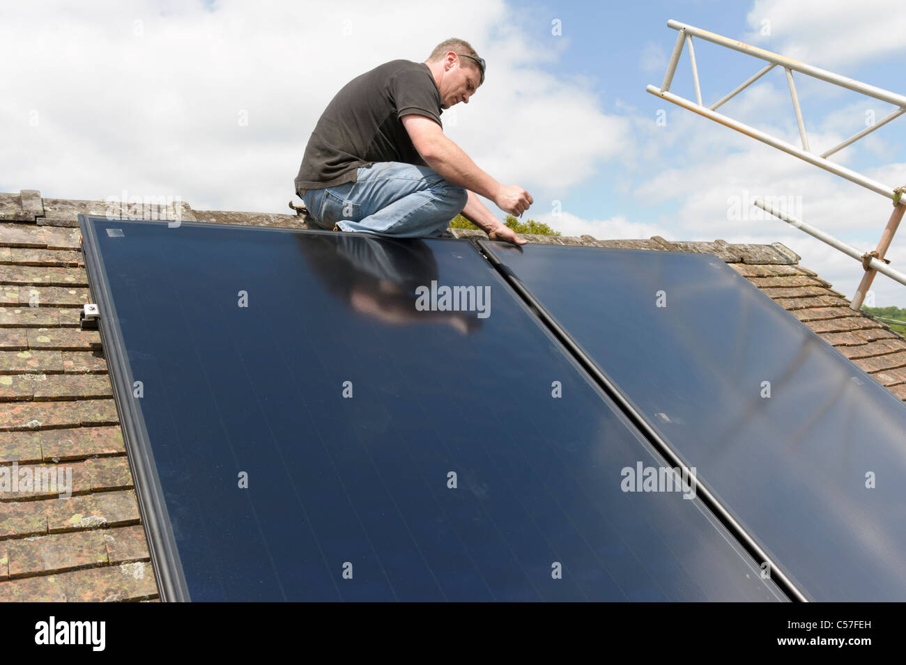 L'installation du panneau de capteurs thermiques solaires sur la chambre Banque D'Images