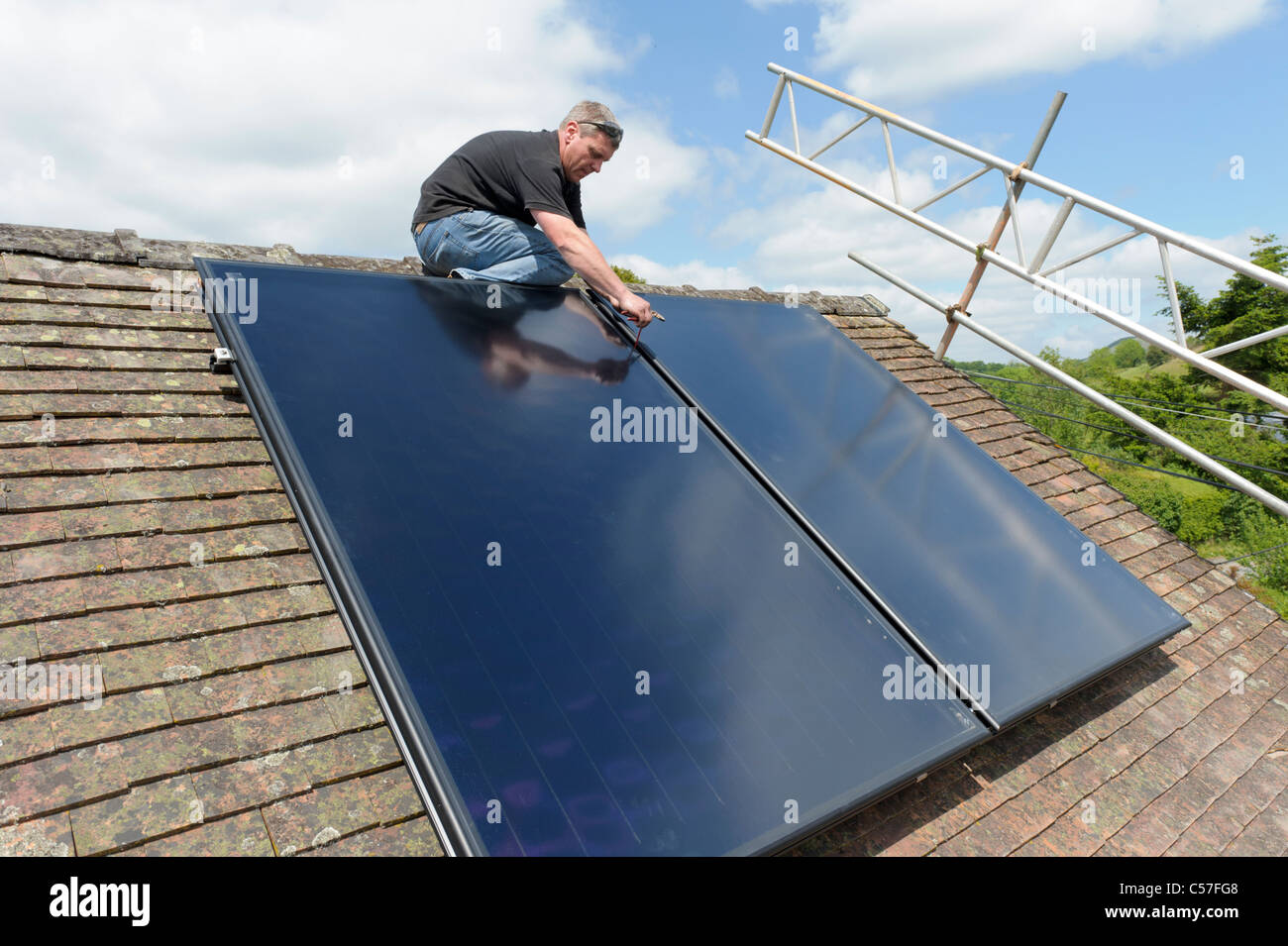 L'installation du panneau de capteurs thermiques solaires sur la chambre Banque D'Images