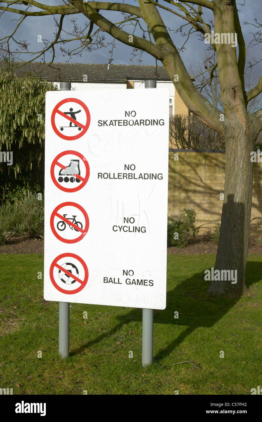 La vie urbaine, pas de jeux de ballon, vélo, roller ou skateboading signe. Banque D'Images