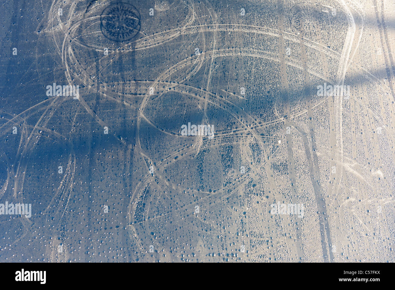 Tôt le matin la condensation sur l'installation du panneau de capteurs thermiques solaires sur la chambre Banque D'Images