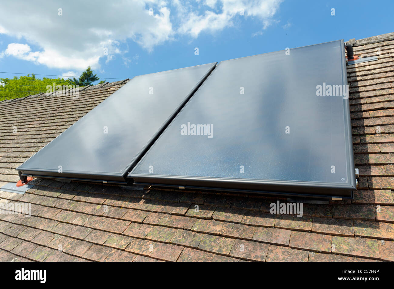 Terminé l'installation du panneau de capteurs thermiques solaires sur la chambre Banque D'Images