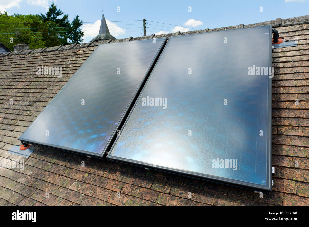 Terminé l'installation du panneau de capteurs thermiques solaires sur la chambre Banque D'Images