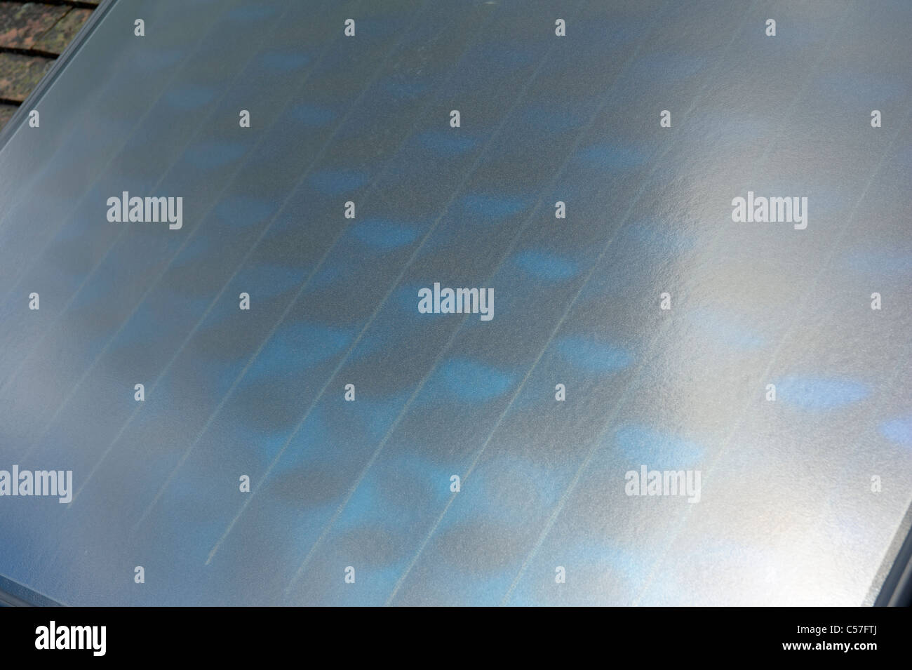 Détail de l'installation du panneau de capteurs thermiques solaires sur la chambre Banque D'Images