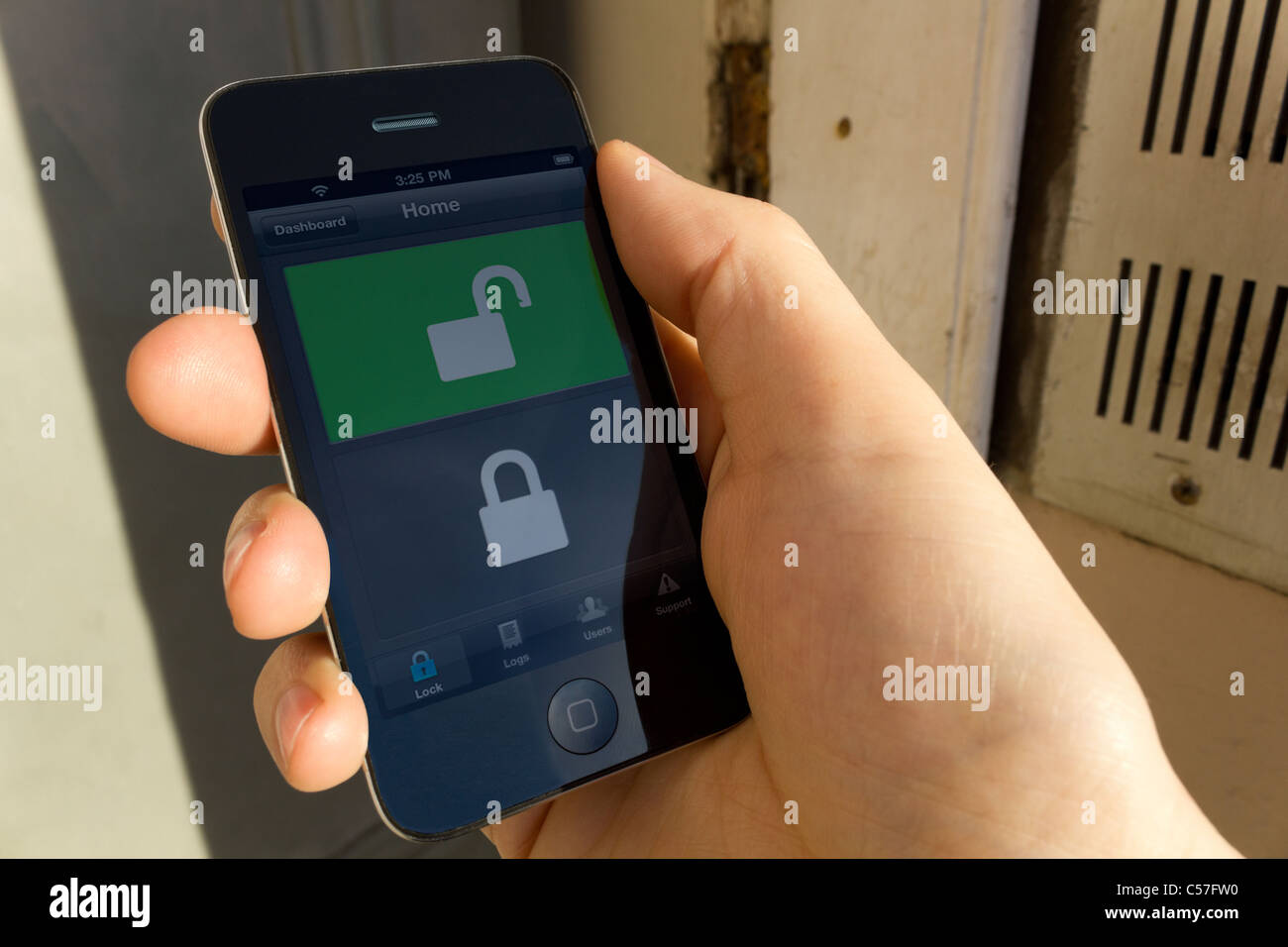 Apple iPhone 3GS utilisés via application pour ouvrir vacances porte avant. Banque D'Images