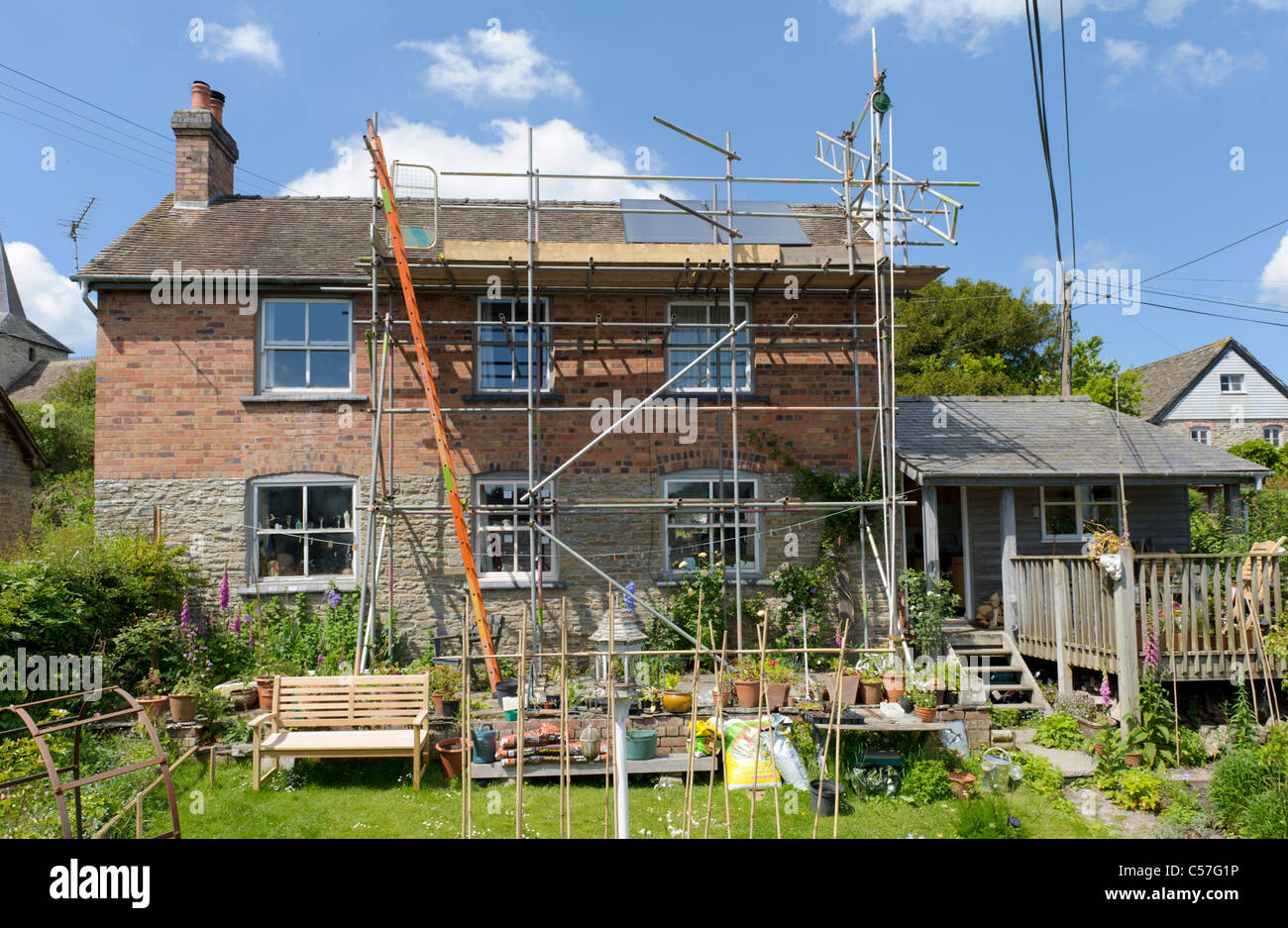 L'installation du panneau de capteurs thermiques solaires sur la chambre Banque D'Images