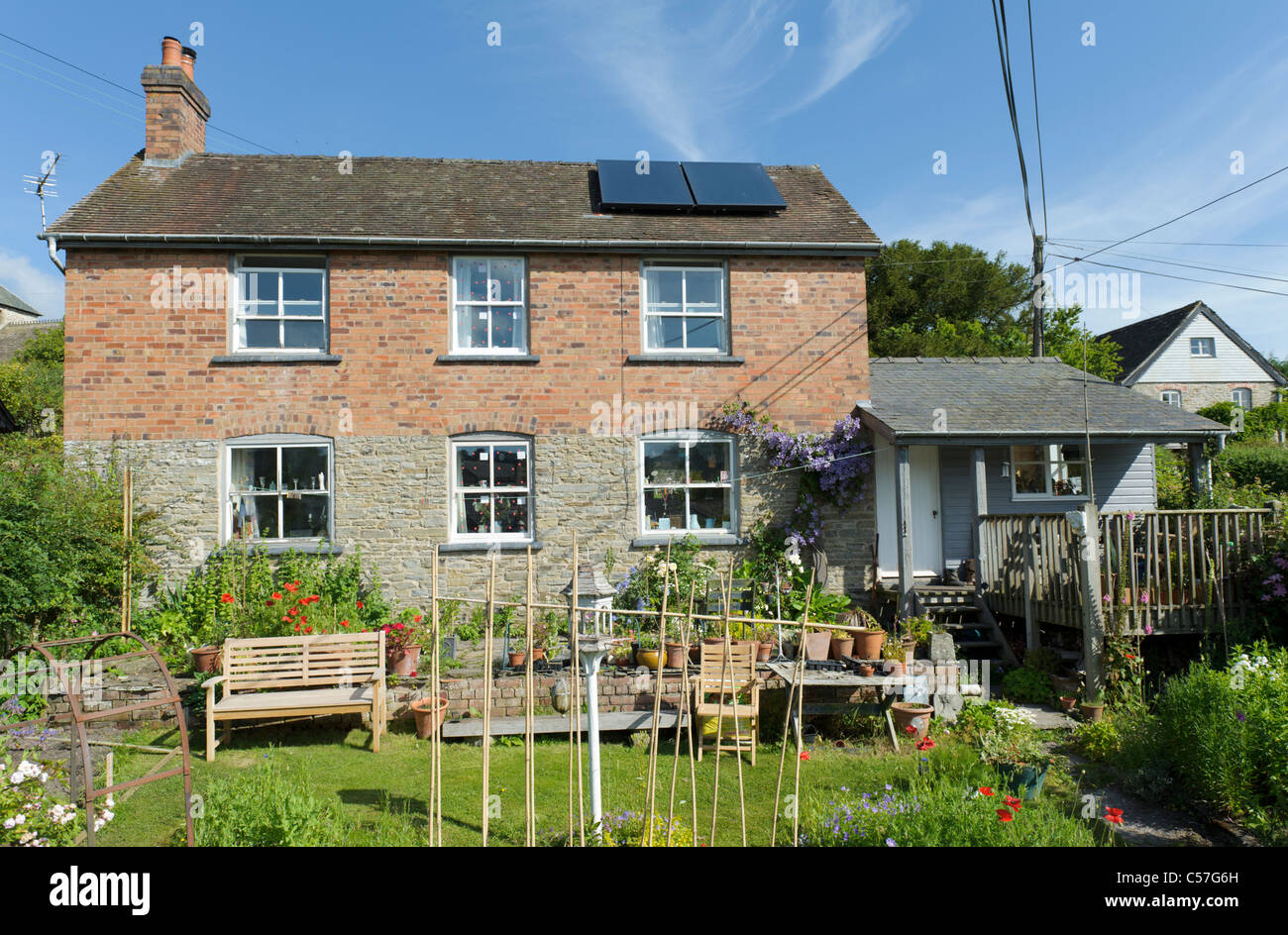 L'installation du panneau de capteurs thermiques solaires sur la chambre Banque D'Images