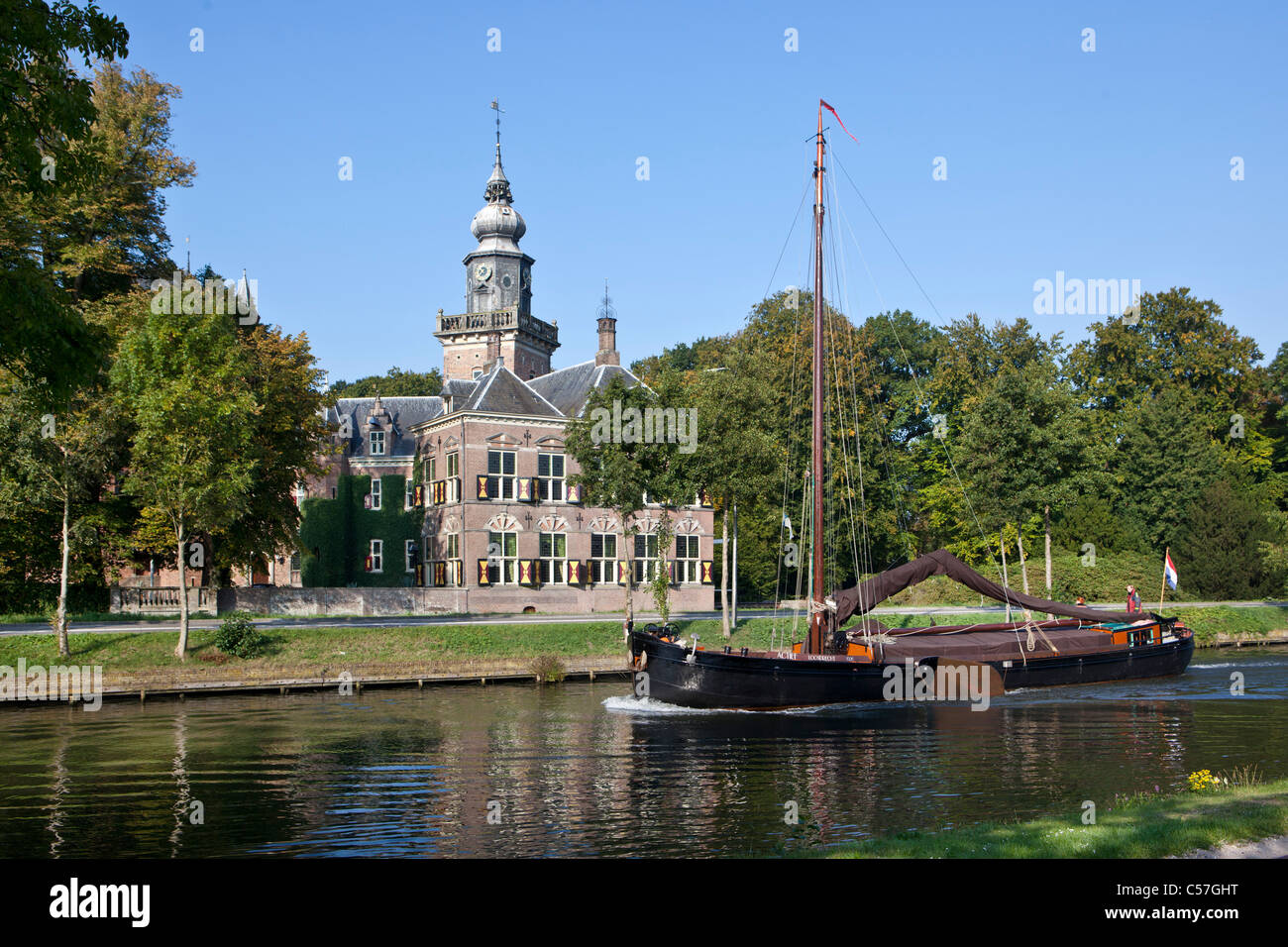 Les Pays-Bas, Breukelen, Nyenrode, Château Nijenrode le long de la rivière Vecht. Nyenrode Business University. Bateau à voile traditionnel. Banque D'Images
