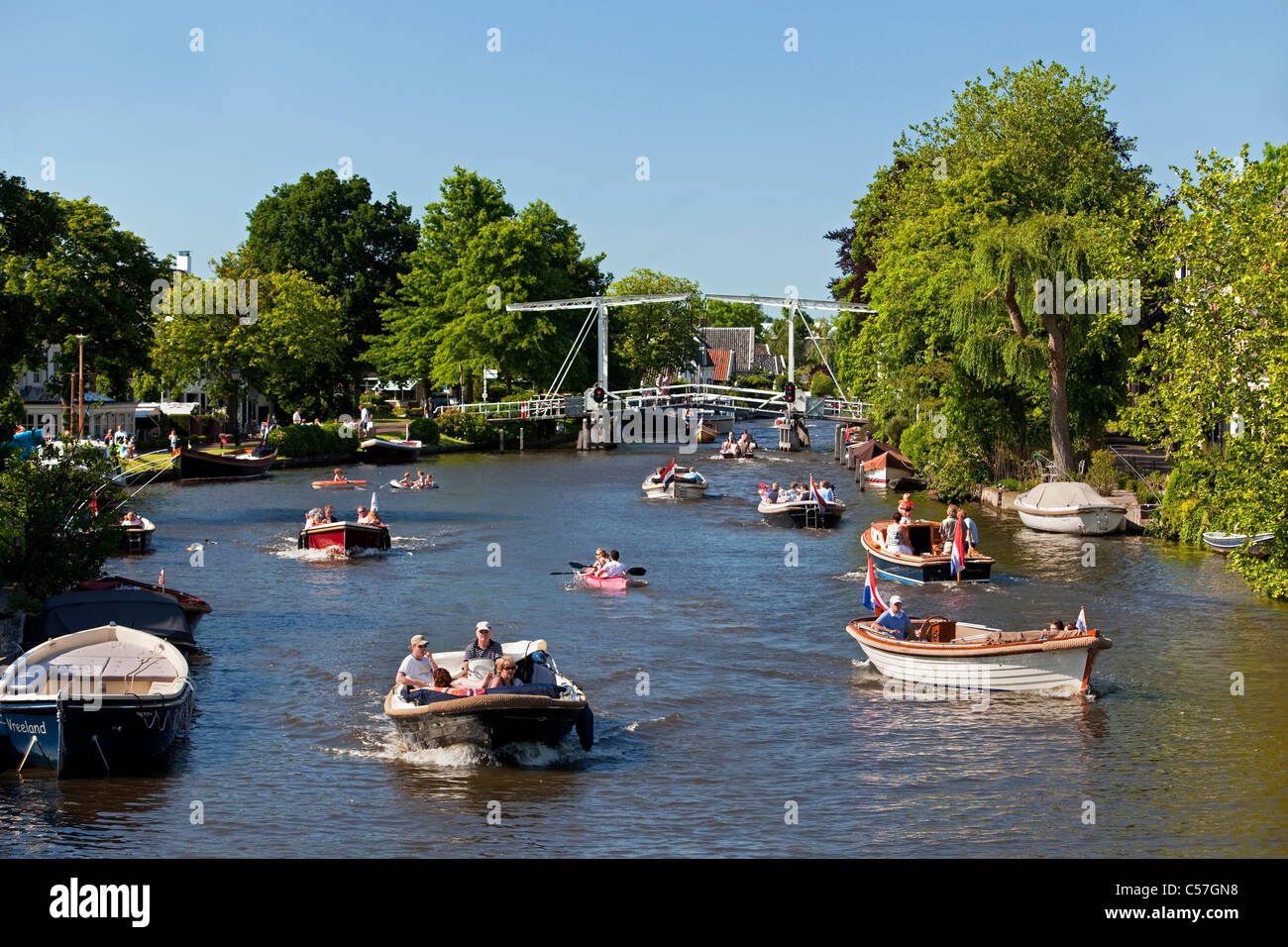 Les Pays-Bas, Vreeland, personnes dans les bateaux de plaisance et yachts. Pont-levis de fond sur la rivière Vecht appelé Banque D'Images