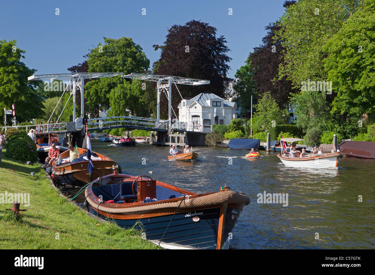 Les Pays-Bas, Vreeland, personnes dans les bateaux de plaisance et yachts. Pont-levis de fond sur la rivière Vecht appelé Banque D'Images