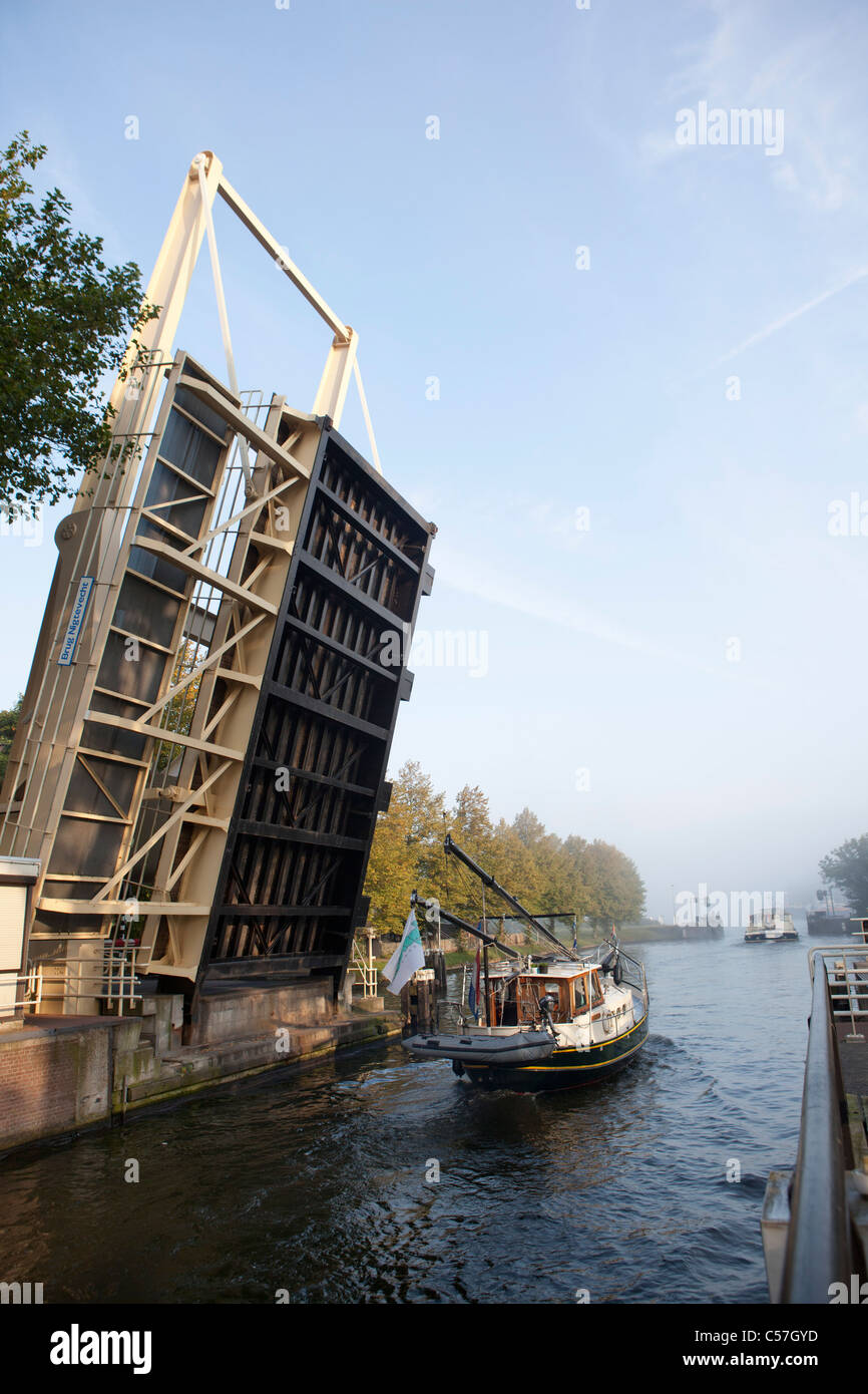 Les Pays-Bas, Nigtevecht, Shipson canal appelé Amsterdam Rijn Kanaal. Pont. Banque D'Images