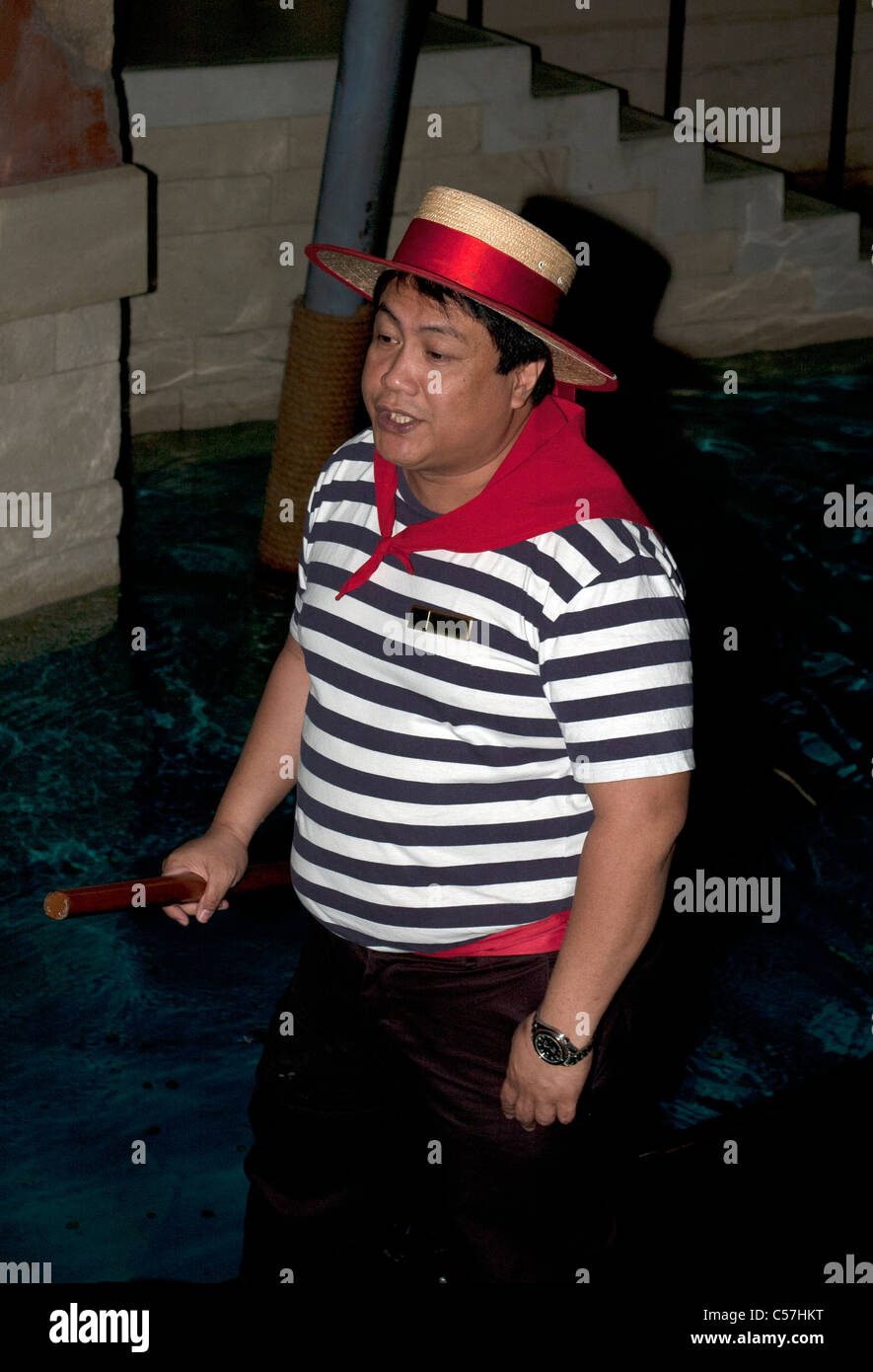 Gondolier sérénades passagers sur une gondole sur le canal San Luca au Venetian Macao casino hotel, De Cotain, Macao, Chine. Banque D'Images