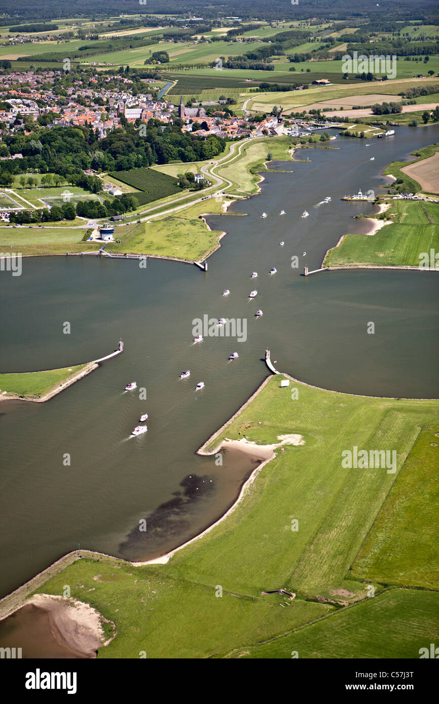 Les Pays-Bas, Canfranc-estanción, bateaux de plaisance et yachts. dans la rivière appelée Waal, également appelé lek. Vue aérienne. Banque D'Images