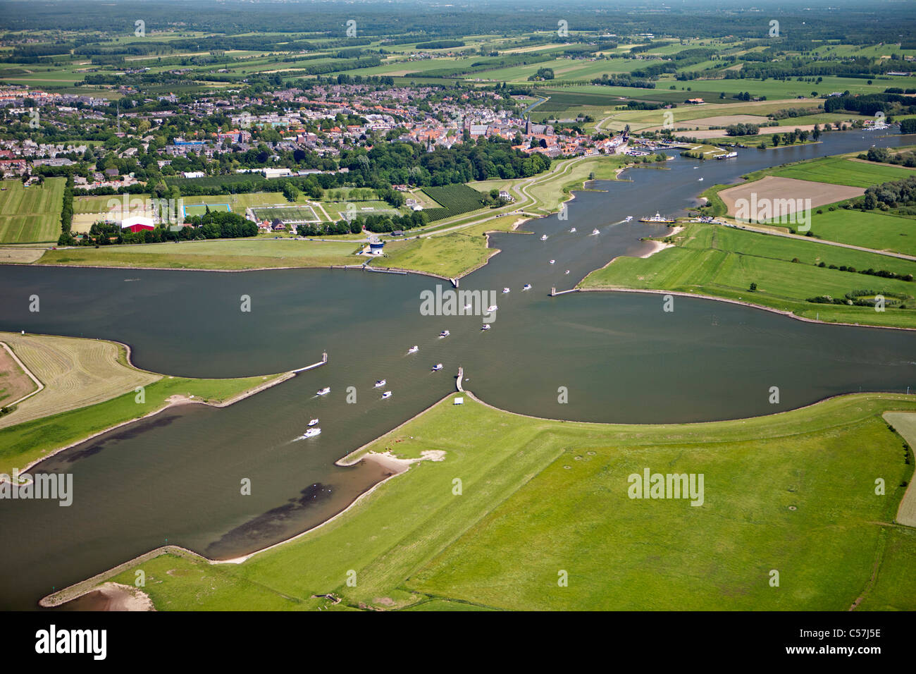 Les Pays-Bas, Canfranc-estanción, bateaux de plaisance et yachts. dans la rivière appelée Waal, également appelé lek. Vue aérienne. Banque D'Images