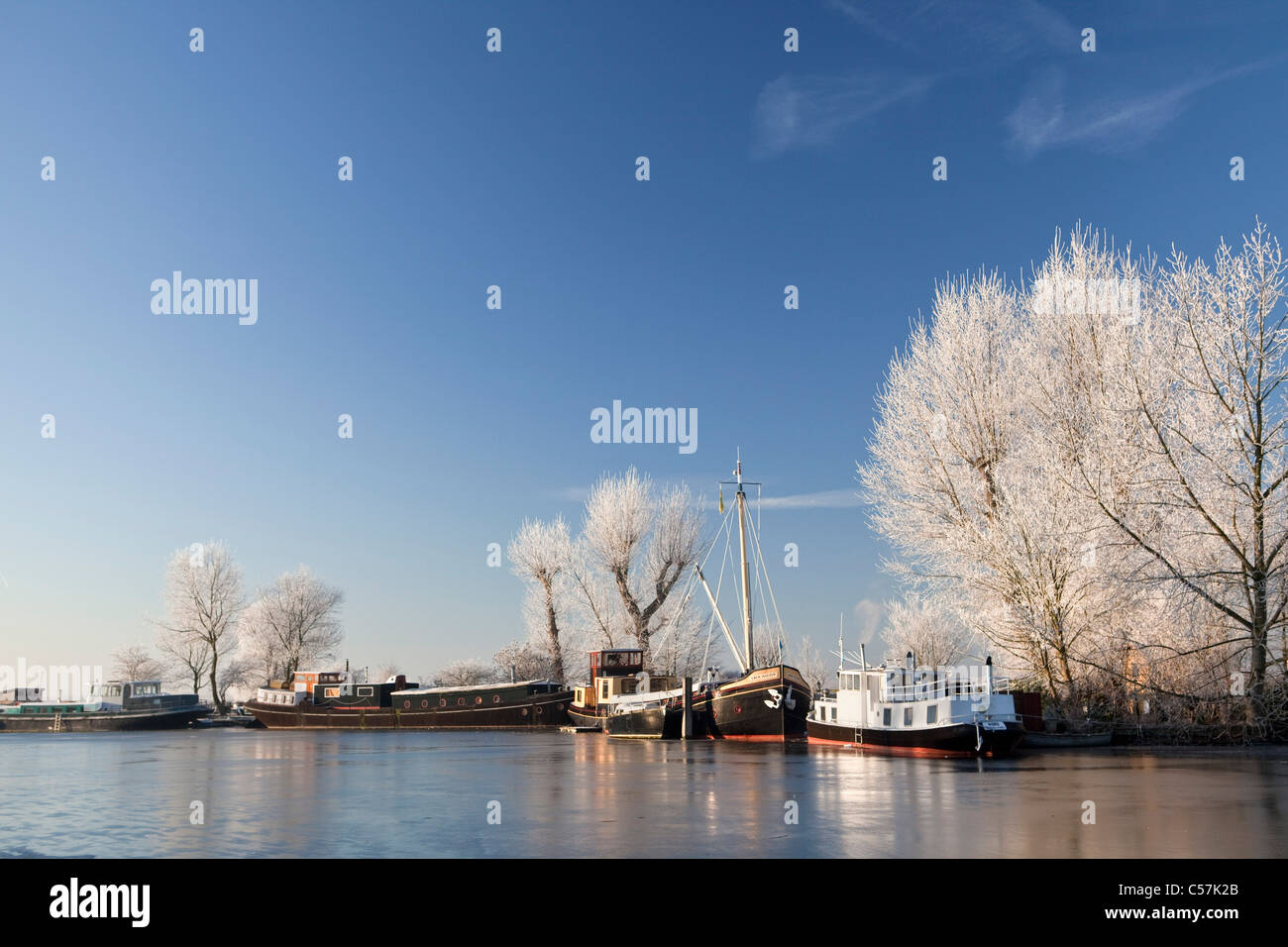 Les Pays-Bas, Nigtevecht, bateaux de rivière appelée Vecht. L'hiver, le gel. Banque D'Images