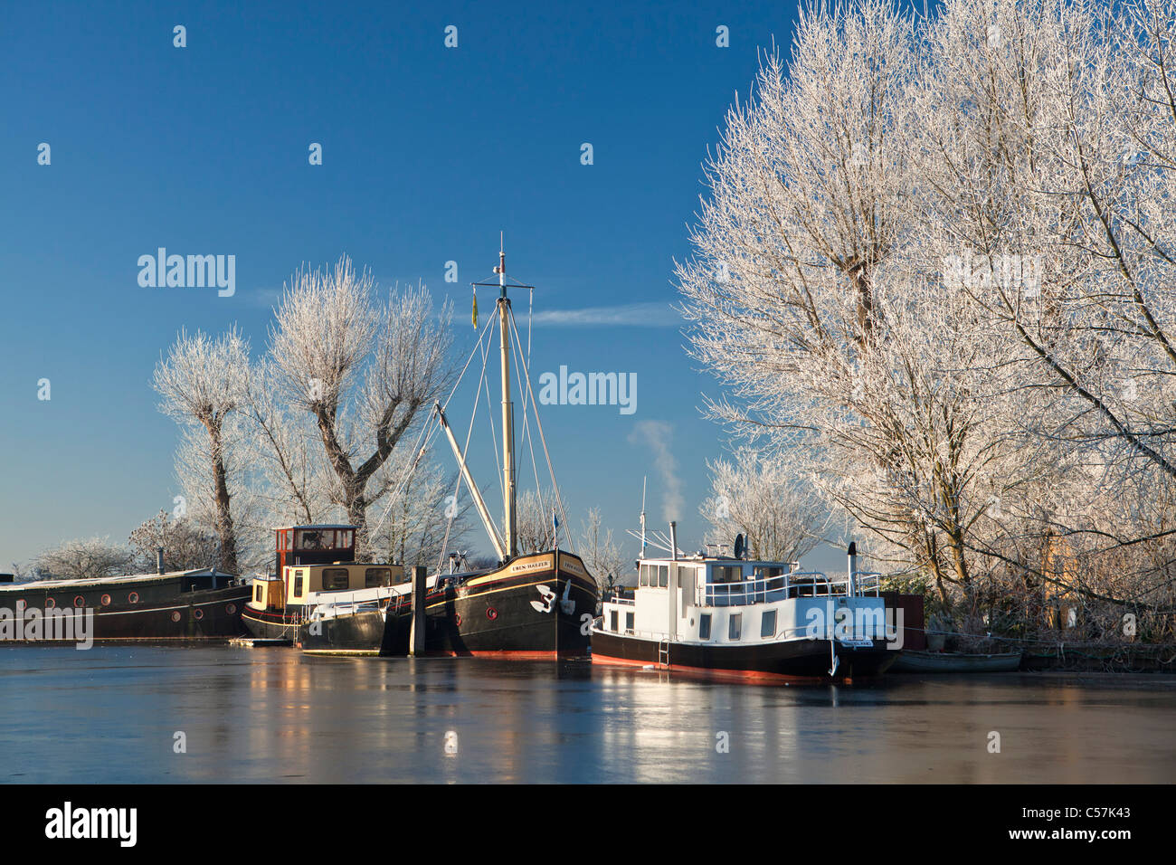 Les Pays-Bas, Nigtevecht, bateaux de rivière appelée Vecht. L'hiver, le gel. Banque D'Images