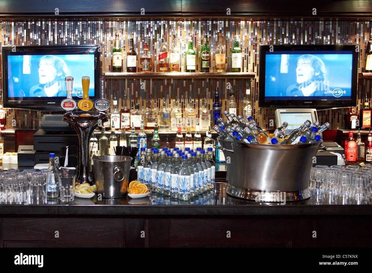 La valeur des spécialistes de Bonhams souvenirs rock présenté par les membres du public au Hard Rock Cafe de Londres Banque D'Images La valeur des spécialistes de Bonhams souvenirs rock présenté par les membres du public au Hard Rock Cafe de Londres Banque D'Images