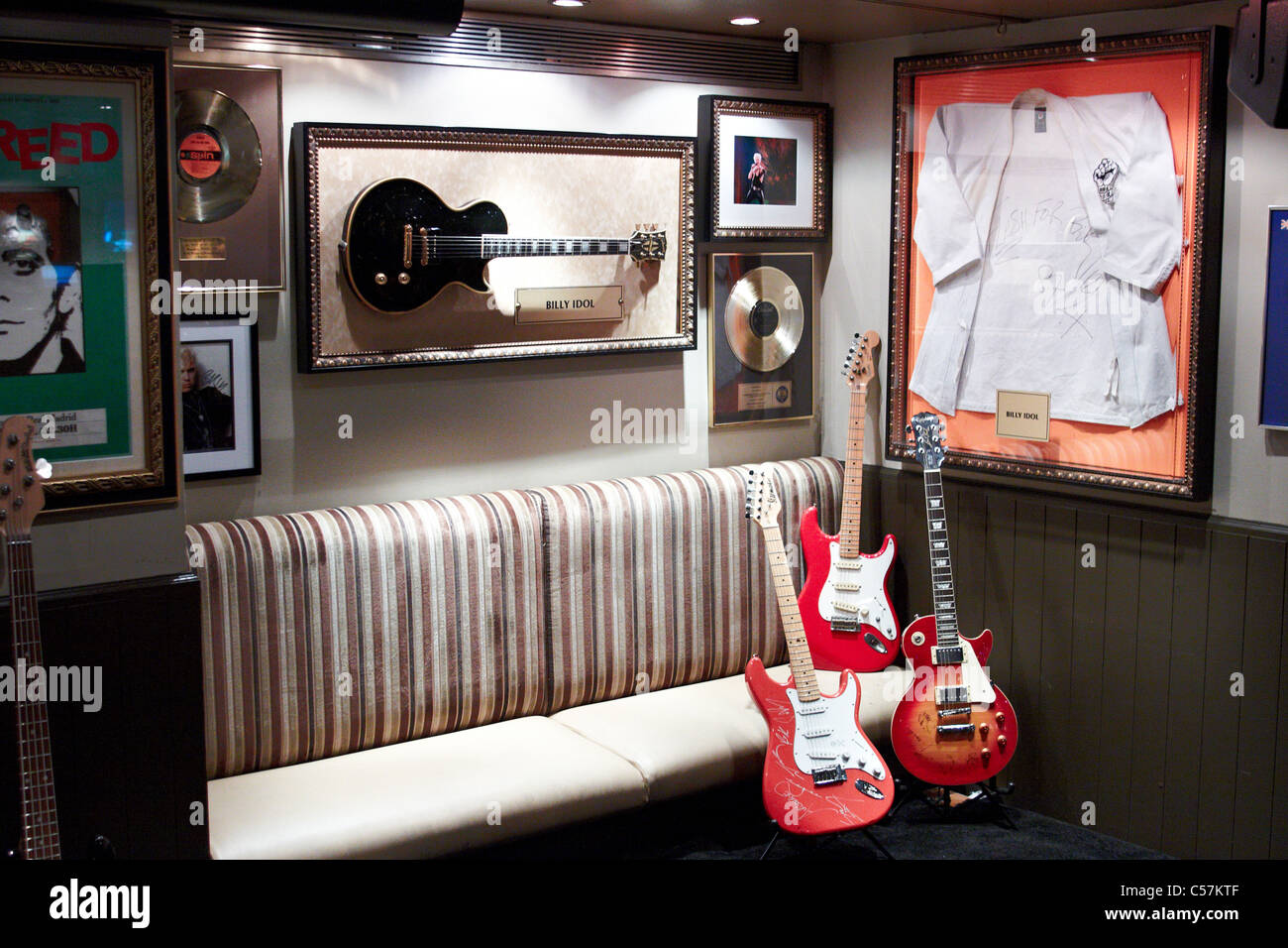 La valeur des spécialistes de Bonhams souvenirs rock présenté par les membres du public au Hard Rock Cafe de Londres Banque D'Images La valeur des spécialistes de Bonhams souvenirs rock présenté par les membres du public au Hard Rock Cafe de Londres Banque D'Images