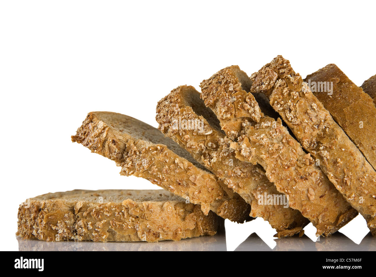 Tranches de pain brun isolé sur un fond blanc, concept d'aliments sains Banque D'Images