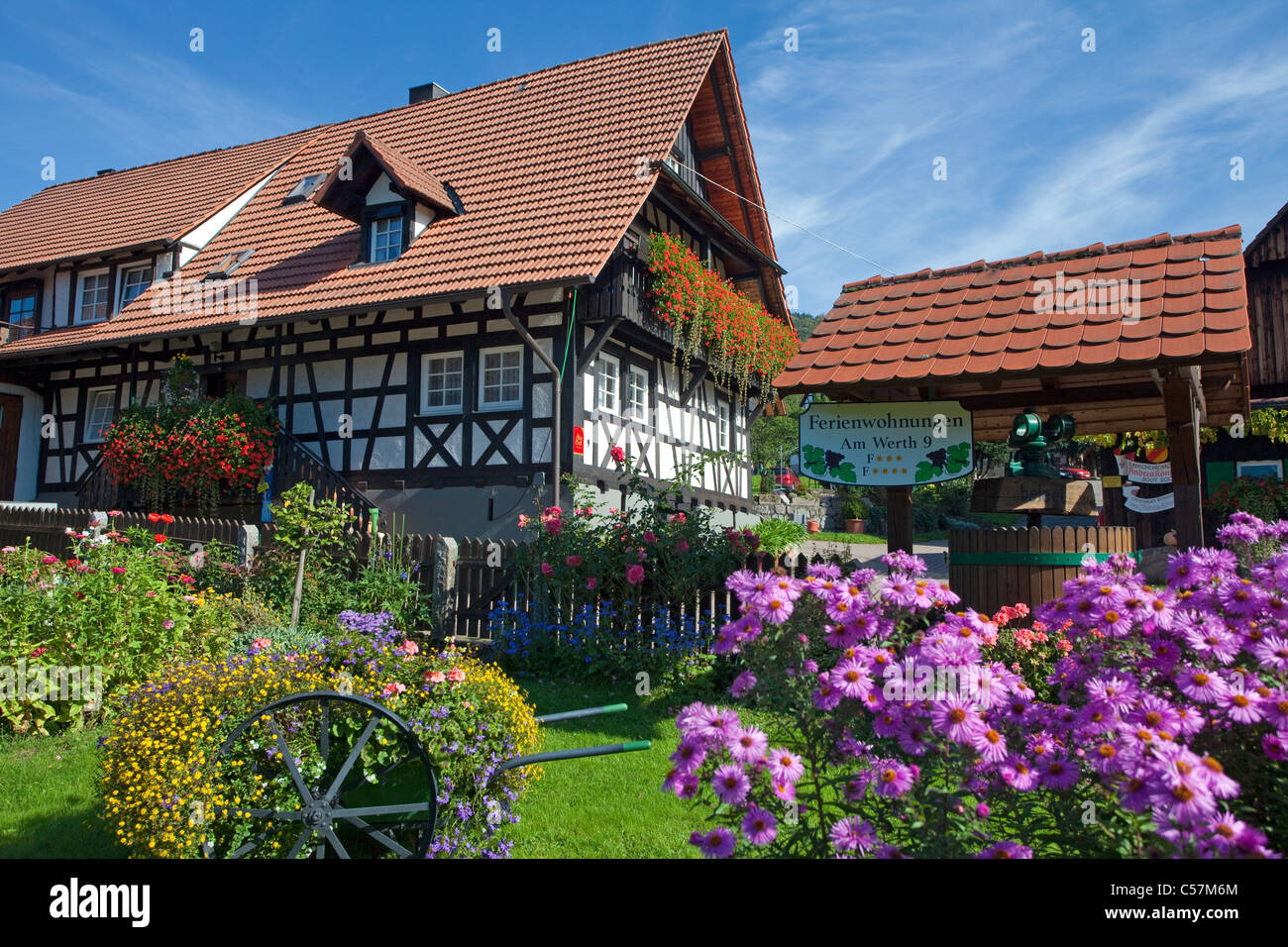 Bauernhaus und Bauerngarten, Blumengarten dans Sasbachwalden, agriculteur Maison et jardin fleuri Banque D'Images