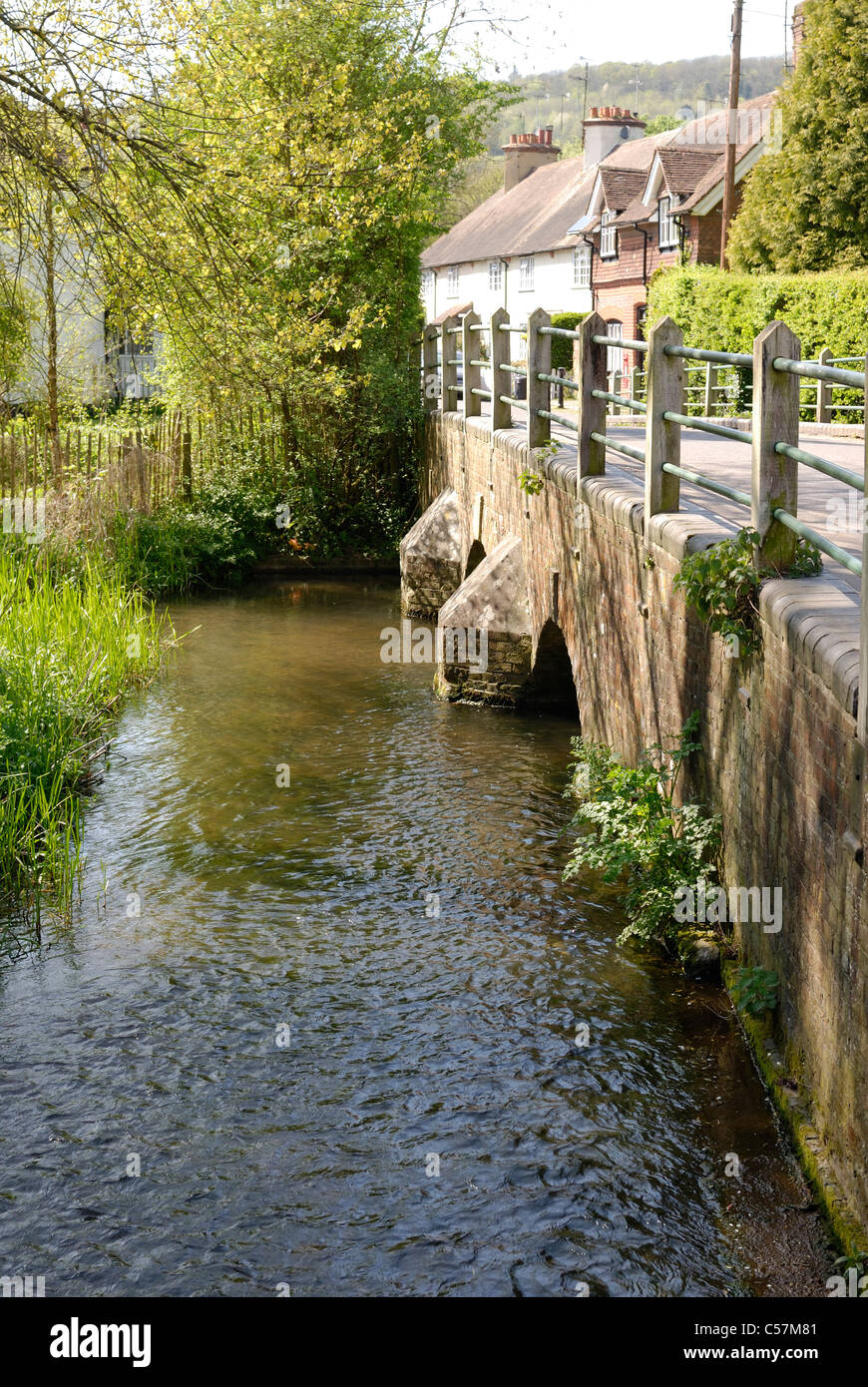 La rivière Darent circulant près de la route et sous le pont dans le village de Shoreham. Kent. L'Angleterre Banque D'Images