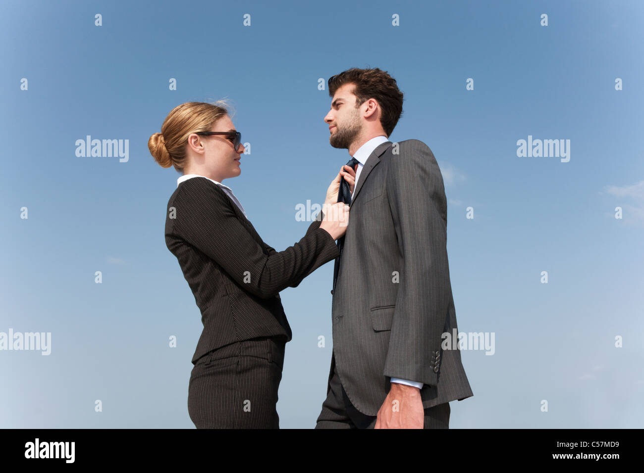 Businesswoman adjusting tie du collègue Banque D'Images