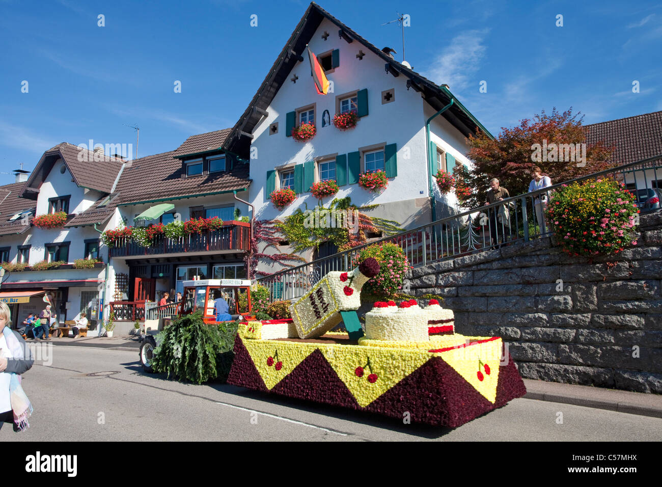 Fête folklorique avec groupes de costumes, festival de récolte, festival du vin, Sasbachwalden, Forêt Noire, Bade-Wurtemberg, Allemagne Banque D'Images