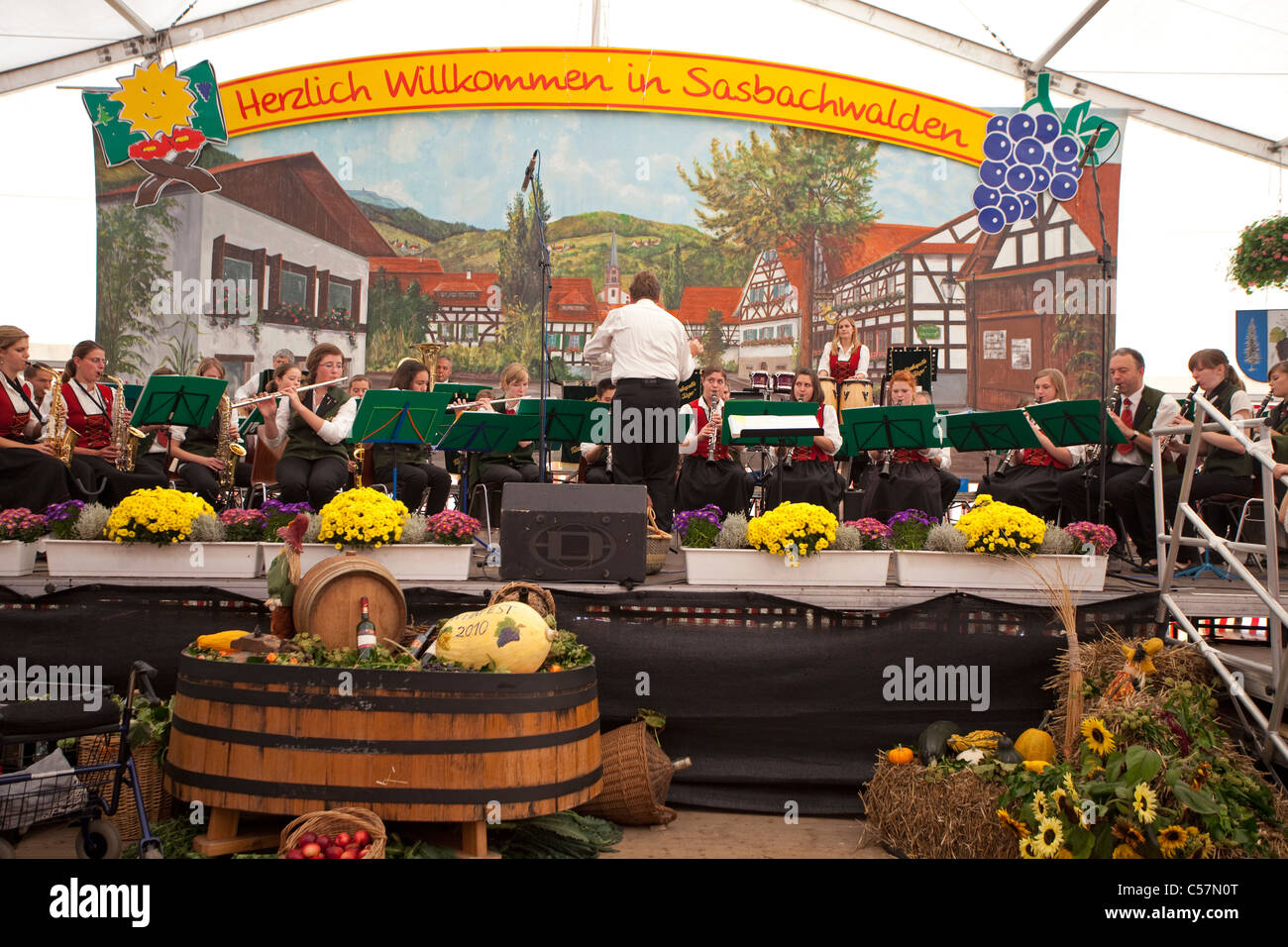 Musikkapelle spielt in einem Festzelt, Erntedankfest, Weinfest, Sasbachwalden, groupe jouant de la musique sous un chapiteau, les gens, la récolte Banque D'Images