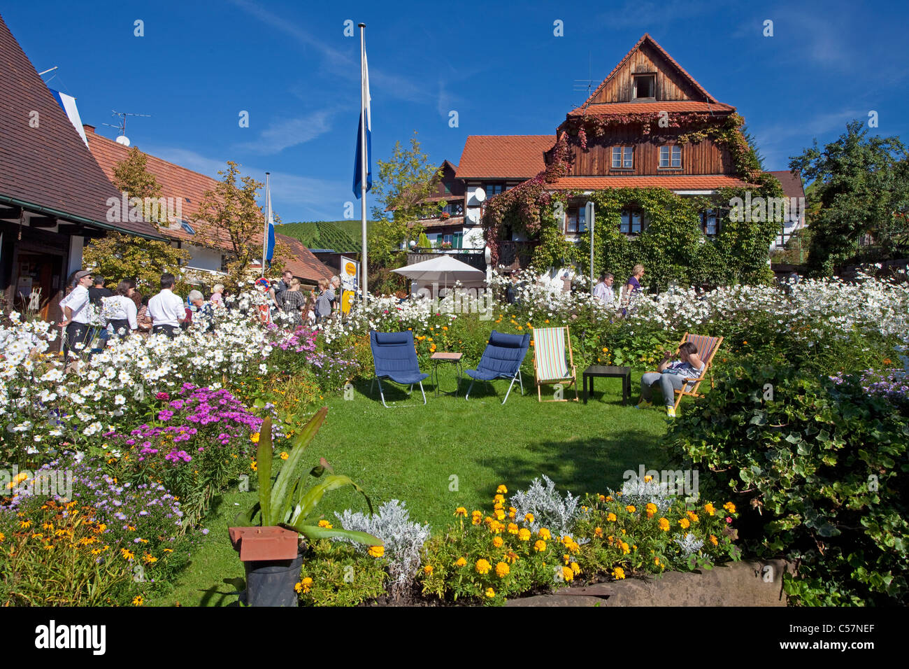 Bauernhaus und Bauerngarten à Sasbachwalden, agriculteur Maison et jardin fleuri Banque D'Images