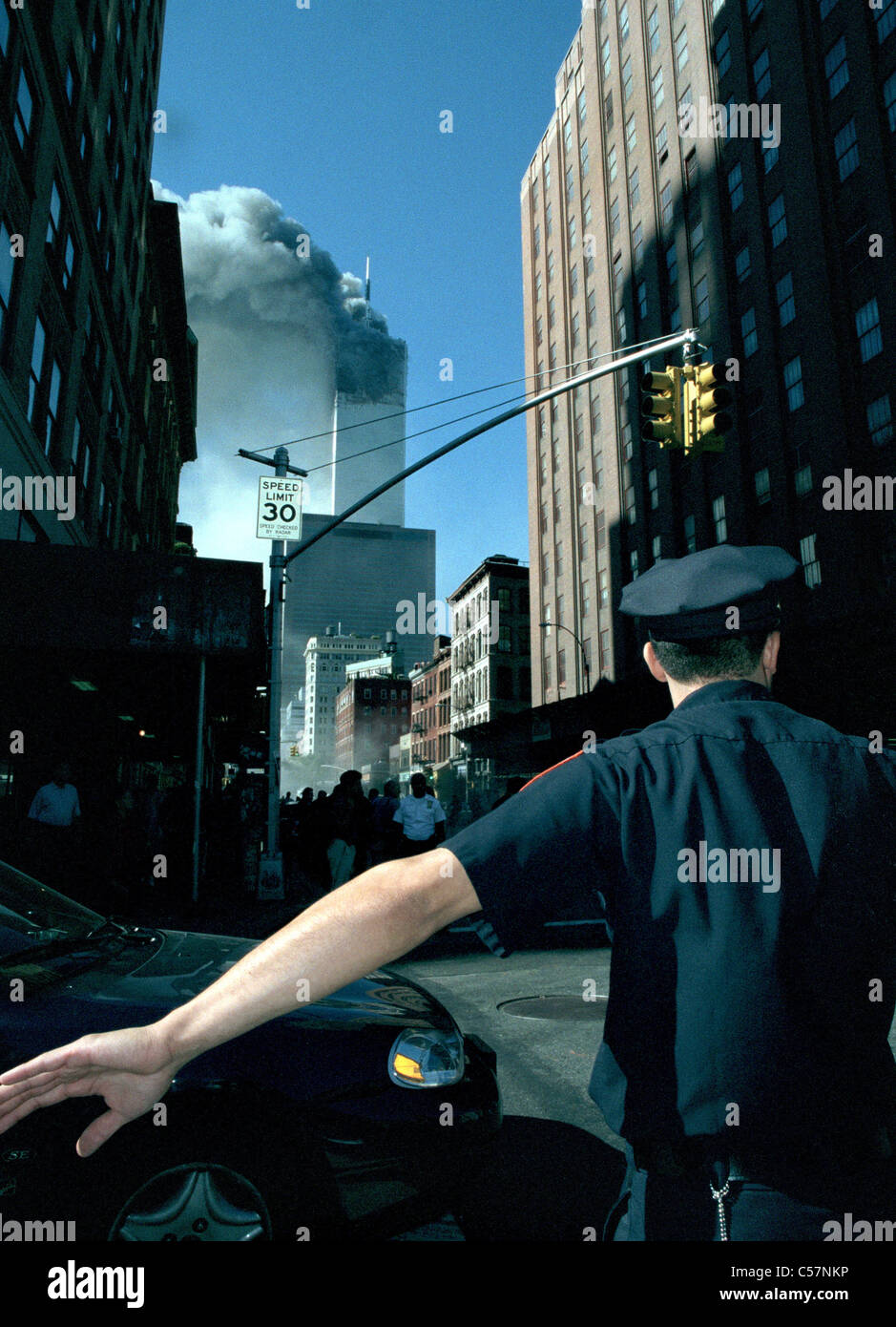 World Trade Center fire/ le terrorisme le 11 septembre 2001. Agent de police dirige le trafic. (© Frances M. Roberts) Banque D'Images