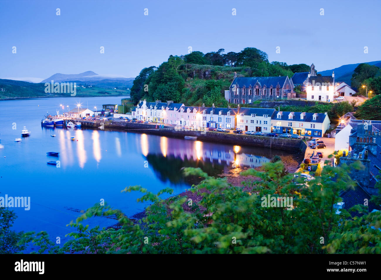 Portree, Isle of Skye, Scotland, UK. Cuillin rouges (Glamaig) à distance. Banque D'Images