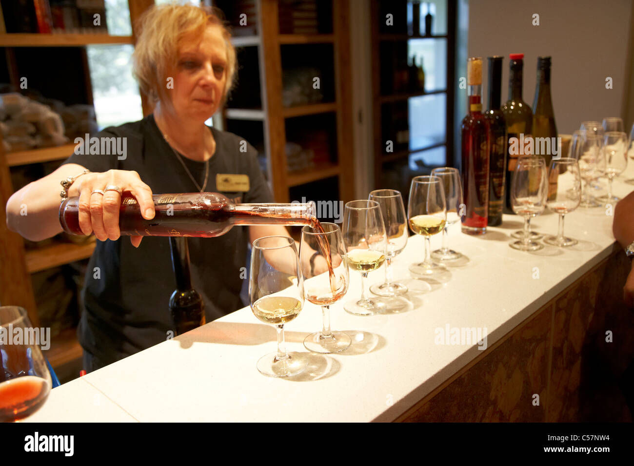 Verser le vin rouge dans des verres en tournée de Pillitteri Estates Winery vinicole de Niagara Niagara-on-the-Lake Banque D'Images