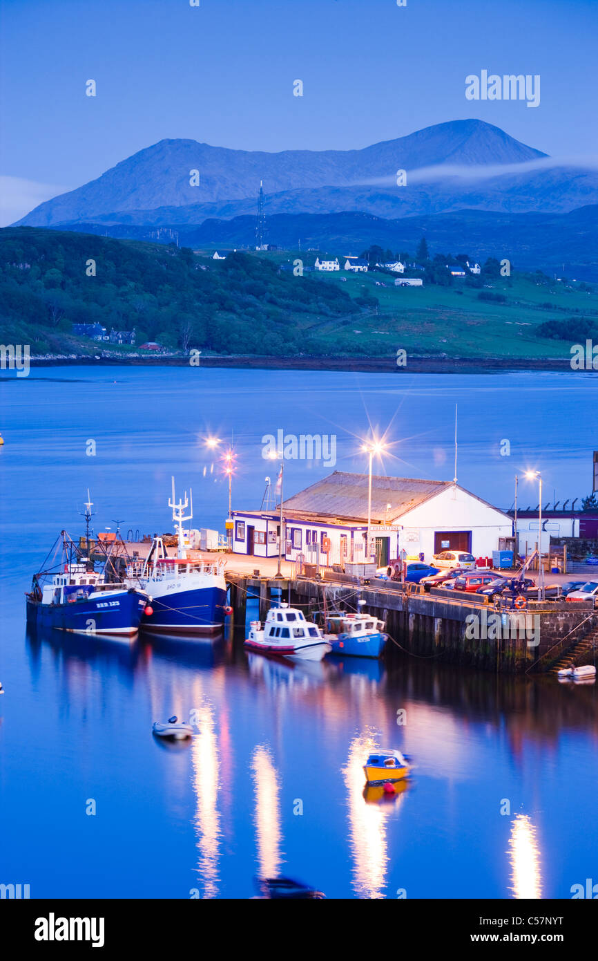 Portree, Isle of Skye, Scotland, UK. Cuillin rouges (Glamaig) à distance. Banque D'Images