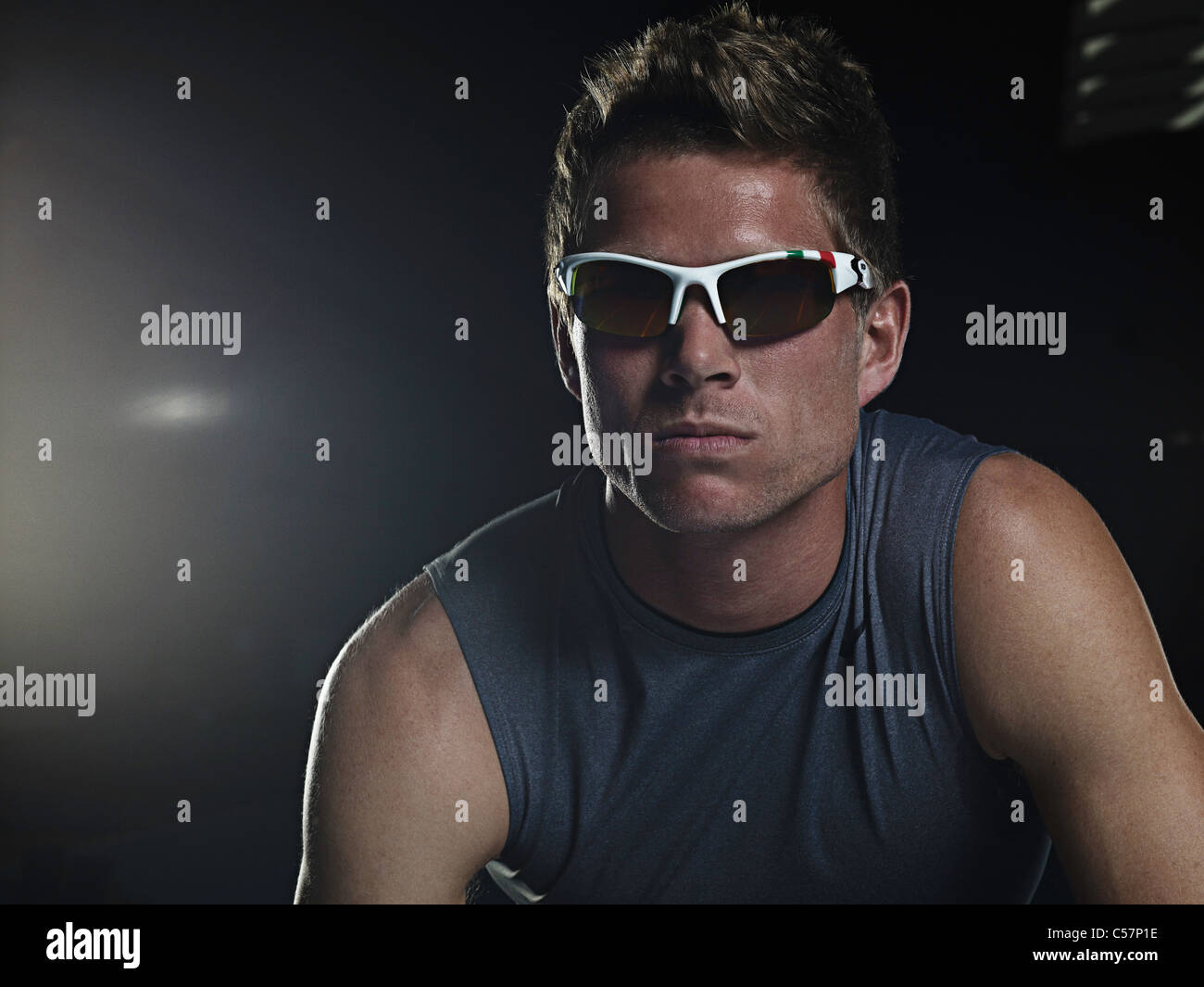 Coureur en ligne de départ à lunettes Banque D'Images