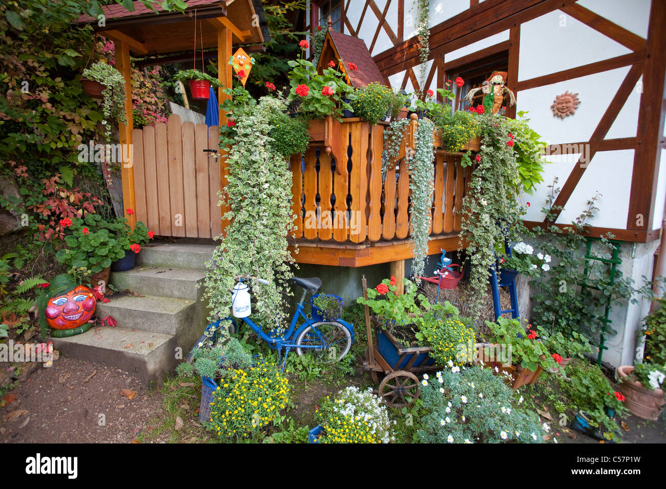 Bauernhaus, Bauerngarten à Sasbachwalden longére half-timbered avec décoration florale, agriculteur jardin Banque D'Images