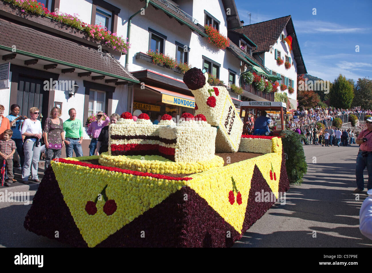 Fête folklorique avec groupes de costumes, festival de récolte, festival du vin, Sasbachwalden, Forêt Noire, Bade-Wurtemberg, Allemagne Banque D'Images